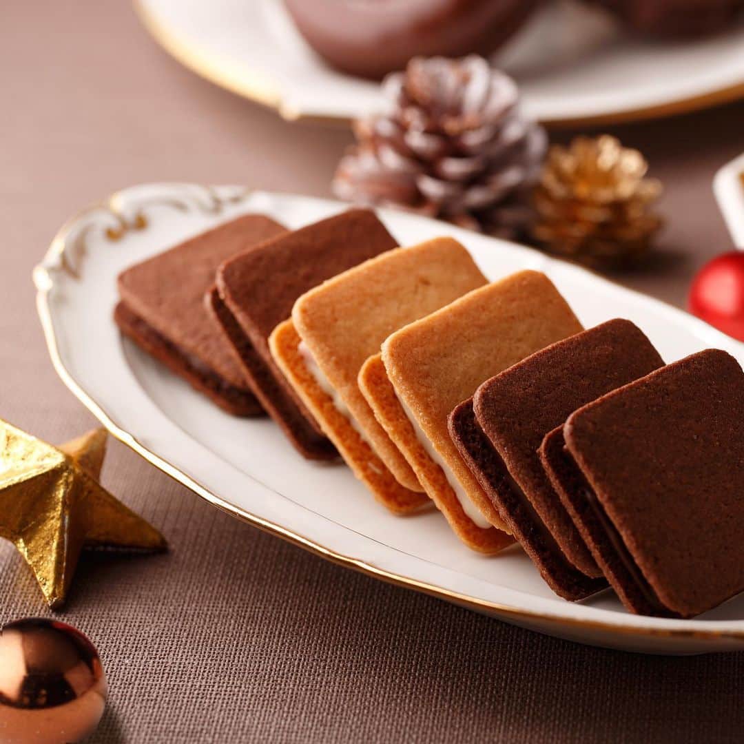 横浜生まれのチョコレート専門店 バニラビーンズさんのインスタグラム写真 - (横浜生まれのチョコレート専門店 バニラビーンズInstagram)「◆Merry Christmas!＊﻿ ﻿ ﻿ 待ちに待った、１年に１度の特別な日。﻿ ﻿ 楽しみだねクリスマスケーキ。﻿ 大人にも来るかな？サンタさん。﻿ ﻿ 大人も子どもも、﻿ わくわくそわそわ。﻿ ﻿ サンタさんはきっと長い夜になりそう。﻿ 天使が寝静まるまでの時間はコーヒーとショーコラでほっと一息。﻿ ﻿ 皆様にとって素敵なクリスマスになりますように；）﻿ ﻿ ﻿ 【おしらせ】﻿ 明日12月25日(水)は、みなとみらい本店・鎌倉店も特別営業いたします。﻿ 普段は水曜日がお出かけ日の方も、この機会にぜひ遊びにいらしてくださいね；）﻿ スタッフ一同お待ちしております＊﻿ ﻿ ﻿ #vanillabeans #chocolate #cacao #minatomirai #kawasaki #kamakura #yokohama #christmas #xmas #holidays #バニラビーンズ #チョコレート #カカオ #みなとみらいカフェ #川崎カフェ #鎌倉カフェ #横浜 #クリスマス #クリスマスイブ﻿」12月24日 9時45分 - vanillabeans_official