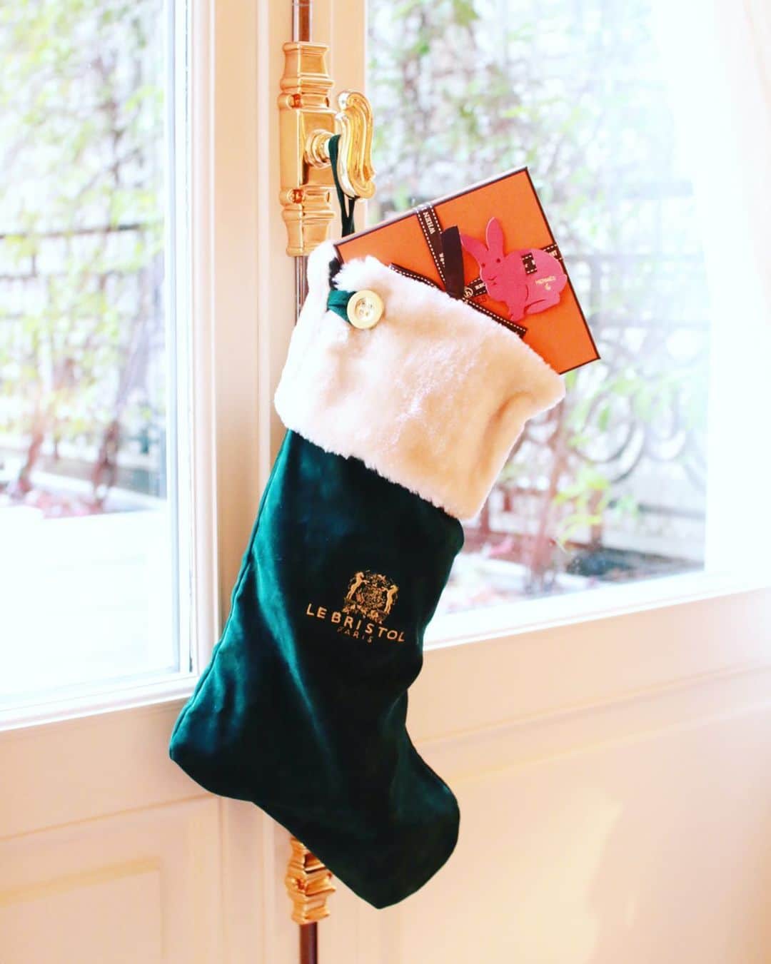 樋口智恵子のインスタグラム：「Joyeux Noël🎄🎁 🧦🎅 @lebristolparis  @leadinghotelsoftheworld . . . . . よいクリスマスをお過ごし下さい🎄 . . . . #lebristolparis #oetkercollection #palace #leadinghotelsoftheworld #lhwtraveler #luxuryhotel #paris #hermes #santaiscoming #petith #パリ #パリ旅行 #ブリストルパリ #旅好き」