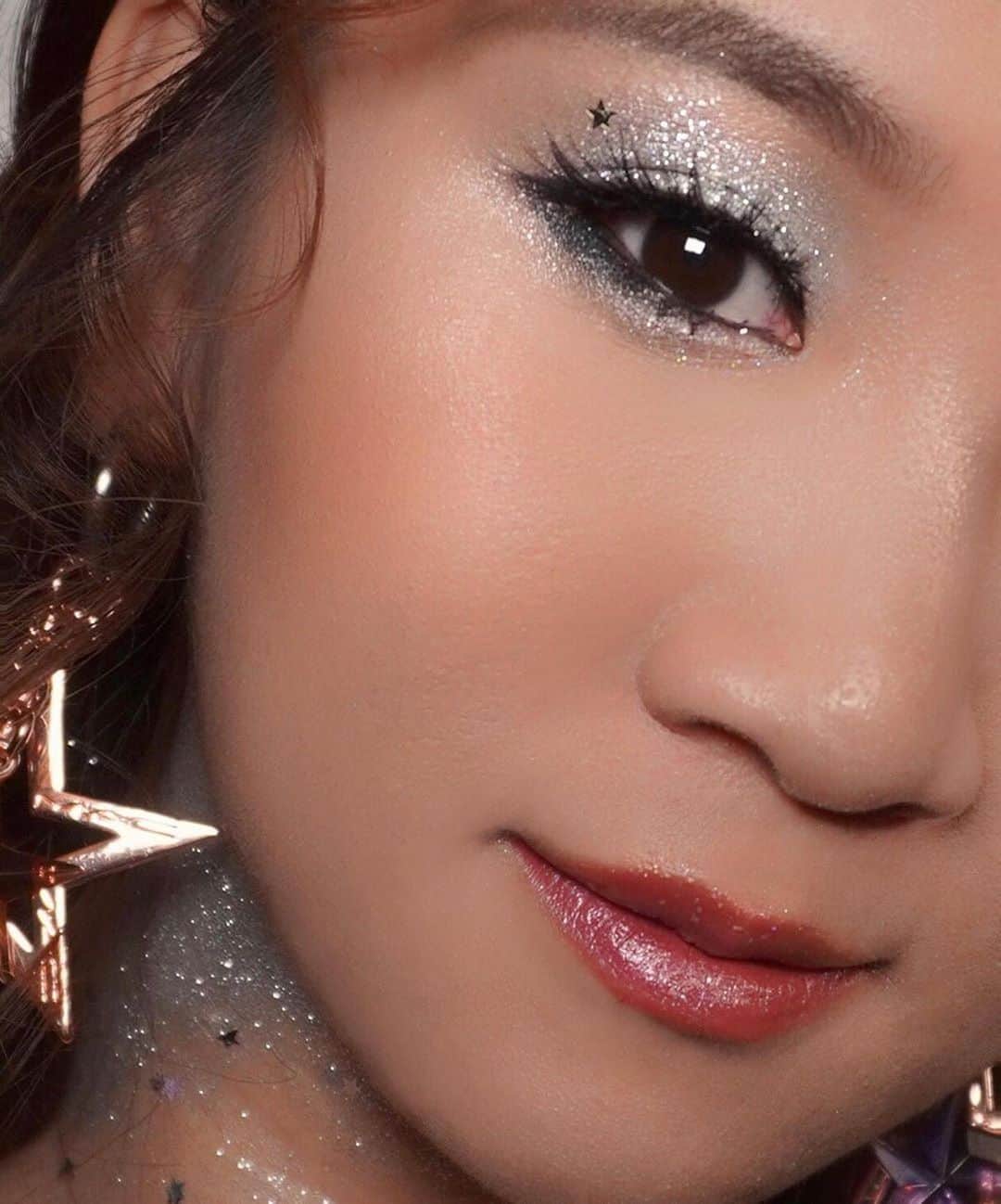 M·A·C Cosmetics Hong Kongさんのインスタグラム写真 - (M·A·C Cosmetics Hong KongInstagram)「Keep CALM and it’s CHRISTMAS EVE🎄💚❤️ 我地都知道大家好興奮，但喺去各大小party之前記得好好為自己「妝」扮一番先好見人！ 一於以一個最誘人奪目嘅節慶妝容倒數聖誕啦🎄🍾Rock your stage! 仲唔快d嚟M·A·C門市作最後努力揀選今晚嘅妝容武器？  PRODUCTS MENTIONED: Dazzleshadow Liquid 魔幻星辰閃粉液 in STARS IN MY EYES - $190 MINERALIZED BLUSH 空氣感胭脂 in WARM SOUL- $240 EXTRA DIMENSION SKINFINISH 超立體光影粉餅 in DOUBLE GLEAM - $320 LUCKY STARS LIPSTICK KIT  閃閃星光3色迷你唇膏套裝 in NEUTURAL - $320  #你是主角 #MAC閃閃星光 #MACHOLIDAY #着迷眼妝 #MAC玩味眼妝 #MACHONGKONG Regram @mineko.mua  Keep CALM, it’s CHRISTMAS EVE🎄💚❤️ We are all excited but before having your most joyous celebrations, don't forget to go ALL OUT with a super festive party look! Let's count down for Christmas together in the most stunning way! 🍾Last chance to come to M·A·C stores and get your hands on our Holiday Collection before your parties kick off!」12月24日 10時04分 - maccosmeticshk
