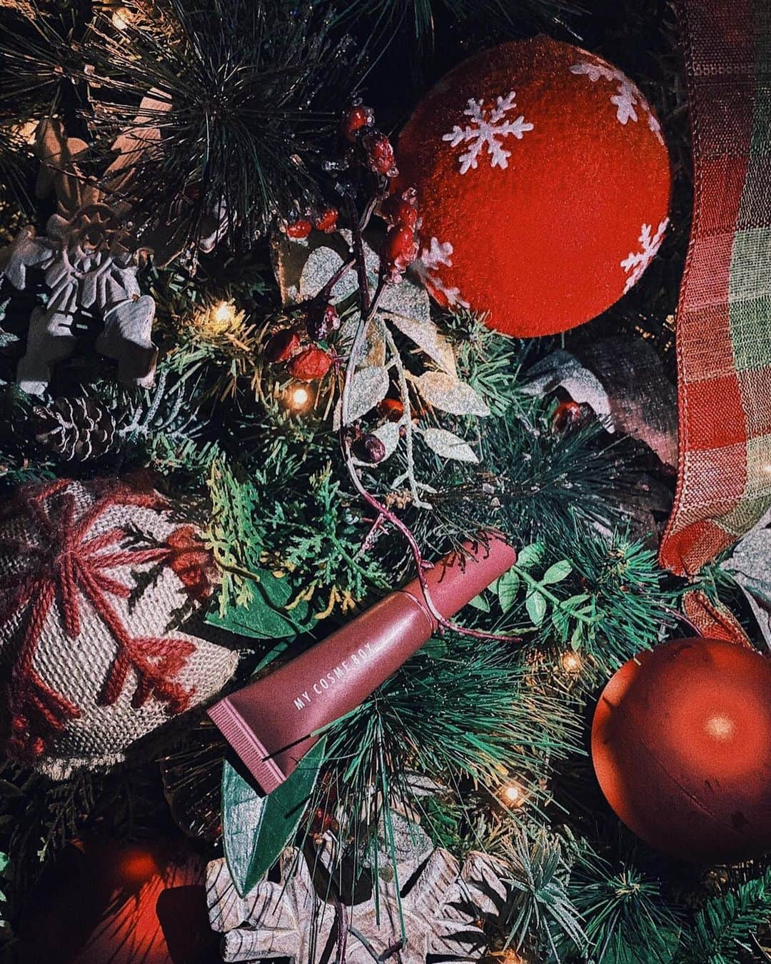 佐野真依子さんのインスタグラム写真 - (佐野真依子Instagram)「merry X'mas🎄 MYCOSMEBOX X'mas date キャンペーンは クリスマス本番の明日まで🎄💋 年末年始の Partyにもオススメの  my mat lip paint DATEを 12/8~25限定で購入された方は20%offに💋 既存（DATE以外の）6色との組合せで、 更に10%off🎁 DATE単品3,680円→20%off　2,944円(税抜) set買いで更に10%off→DATE2650円(税抜)・他6色3,312円(税抜) 3本でも4本でも割引適用になります♡ 是非、このチャンスをお見逃しなく🎄 @mycosmebox_official  #mycosmebox」12月24日 10時04分 - sanomaisanomai