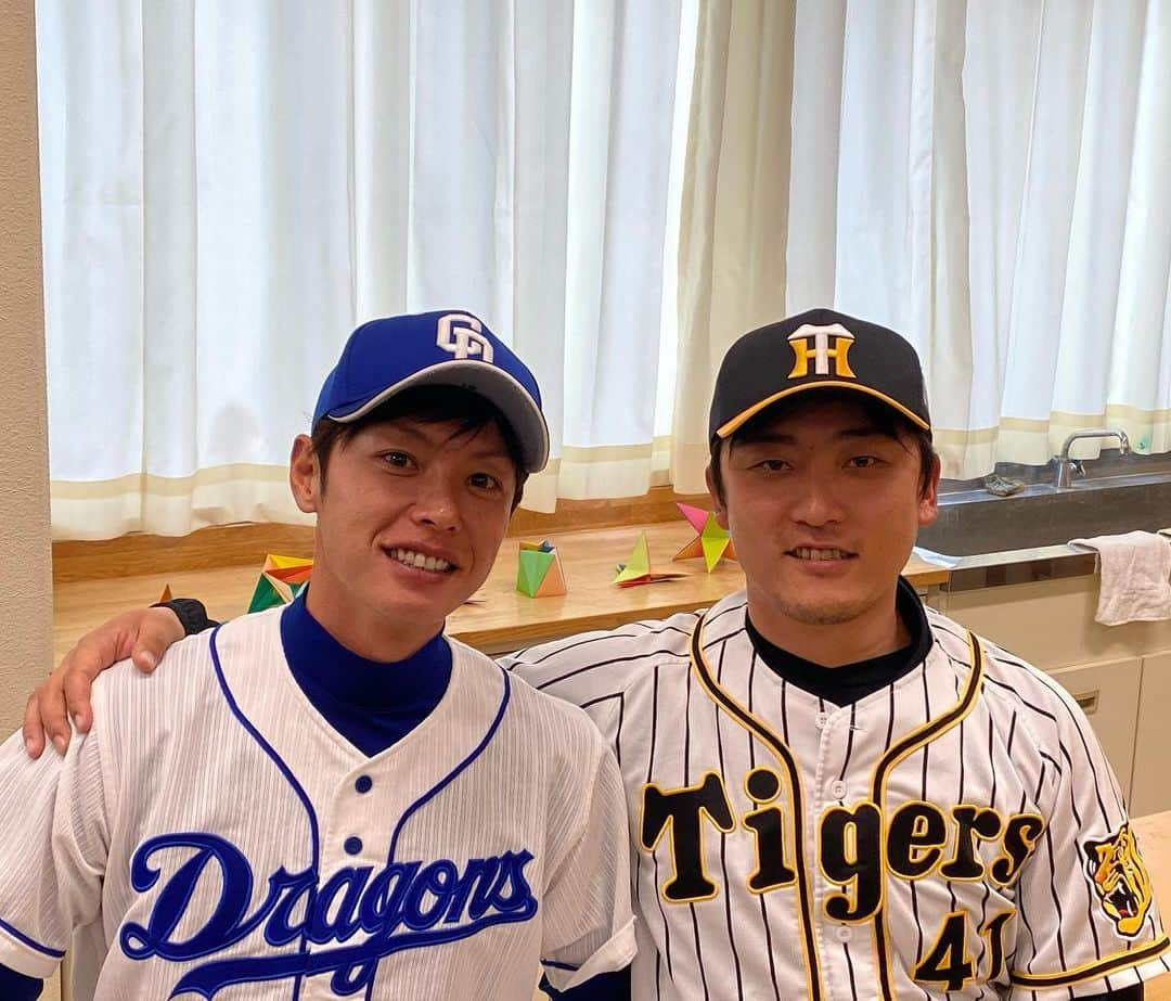 高橋聡文のインスタグラム：「野球教室行って来ました⚾️ タクとツーショット📸久しぶりにドラゴンズのみんなと会えて楽しかった😙今日はクリスマスイブですね🎄 メリークリスマス🥳  #中日ドラゴンズ#阪神タイガース#野球教室#浅尾拓也 #祖父江大輔 #高橋聡文 #選手みんなの集合写真は誰がもってるのか🥺」