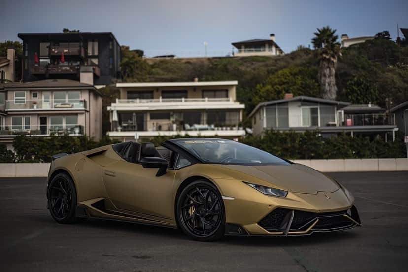 CarsWithoutLimitsさんのインスタグラム写真 - (CarsWithoutLimitsInstagram)「Satin Gold Huracan Spyder on @saviniwheels  #carswithoutlimits #saviniwheels #huracanspyder  Pix @derevkoproductions」12月24日 10時09分 - carswithoutlimits