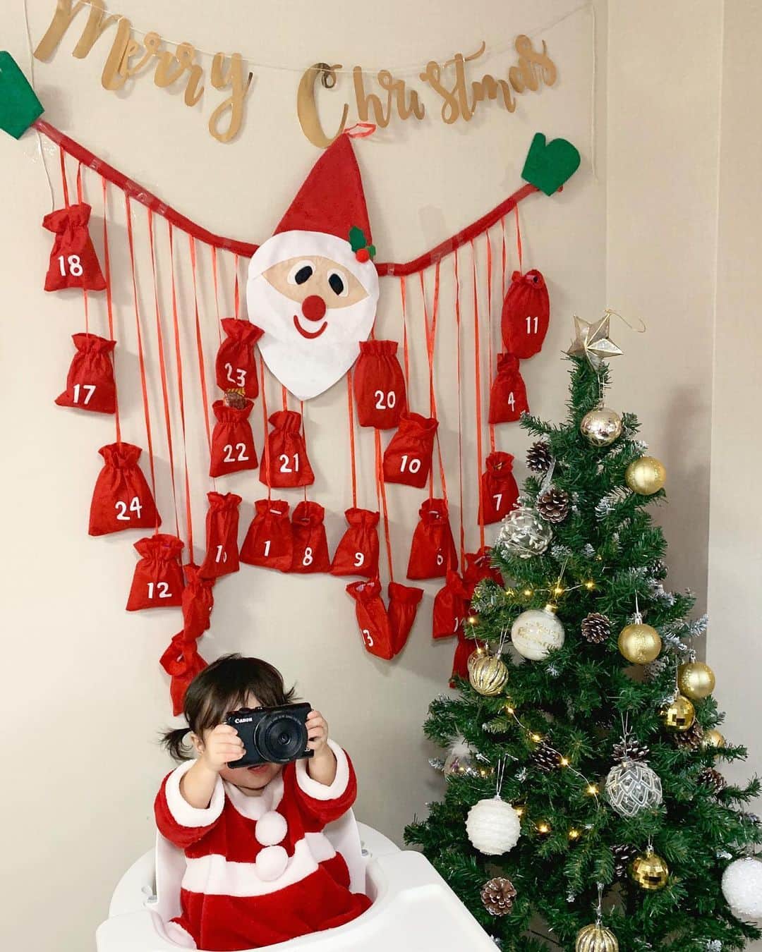 のインスタグラム：「Merry christmas🎄❣️ 今年は家族揃って風邪でダウンなクリスマス。 おうちでゆっくり過ごします💁‍♀️ . 今年はクリスマスできないことを予知していたかのように 11月にお友達とクリスマス会をしておいてよかった😂💕 . みなさんは素敵なクリスマスを過ごしてね❣️」