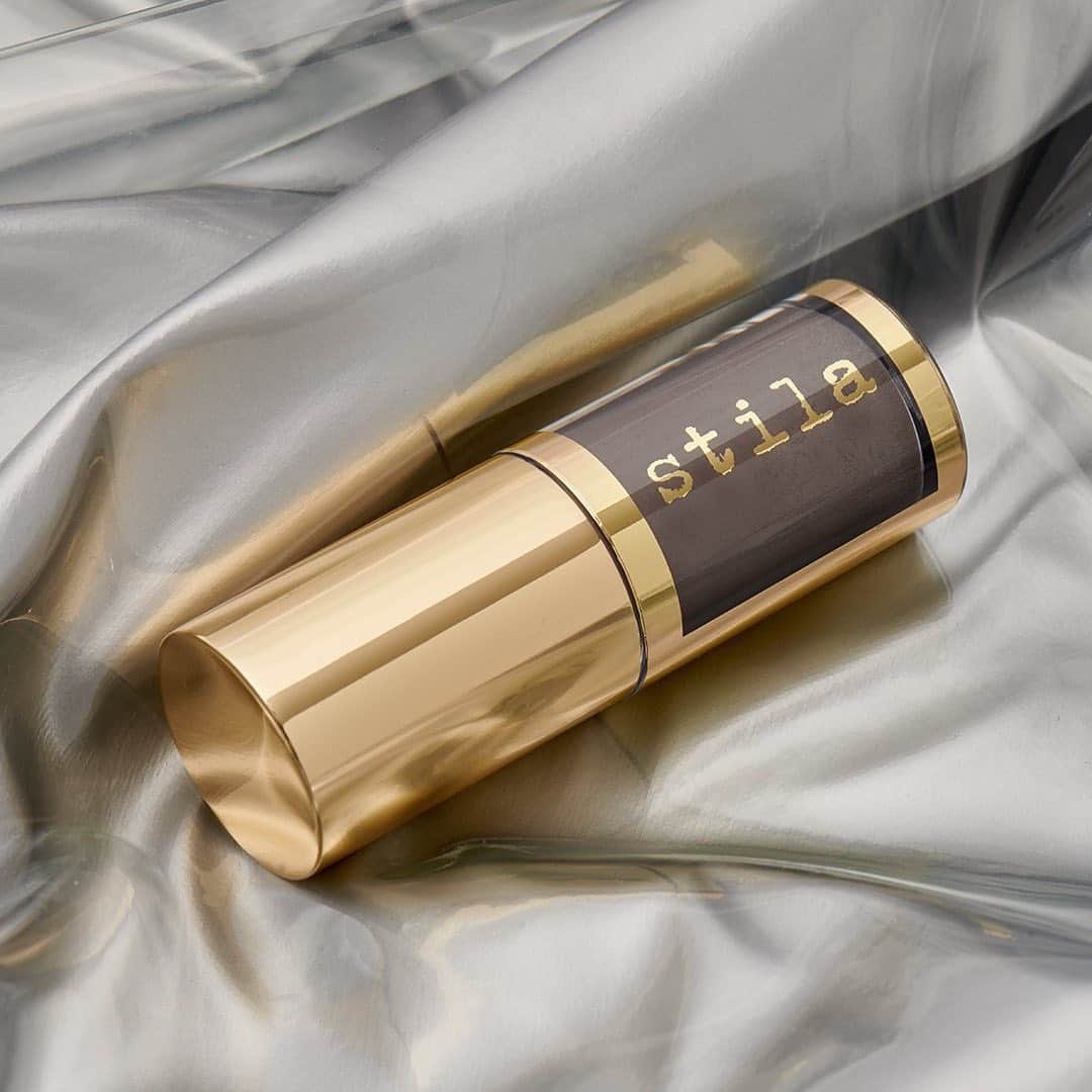 Stila Cosmeticsさんのインスタグラム写真 - (Stila CosmeticsInstagram)「Not for the faint of heart 💨 Shine Fever Lip Vinyl in 'Victory Lap' is sure to turn heads! We adore this shade for a night out or festival, where would you rock it?」12月24日 10時20分 - stilacosmetics