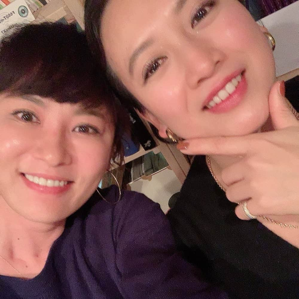 鈴木砂羽さんのインスタグラム写真 - (鈴木砂羽Instagram)「忘年会続いております🍺  近頃忘年会スルーって 言葉が流行ってるみたいだけど、 ワタシは忘年会に出ると 久々な皆さまに会えて嬉しいのダ😆 楽しい時間をありがとうございます💛  またみんなに会えるよう 来年もガンバルのダ💨  #忘年会 #みんな顔赤い  カリスマ美容師みたいな✂️ #余貴美子　ねえさま  ずっと大好き尊敬⤴️ #石橋蓮司　氏  お？異色カップル？！😆 #内野聖陽  氏　& #犬山イヌコ　嬢  いつもお美しい✨ #戸田菜穂　嬢  そういえば #クリスマスイブ　🔔🎄🔔」12月24日 10時13分 - bombon_sawa