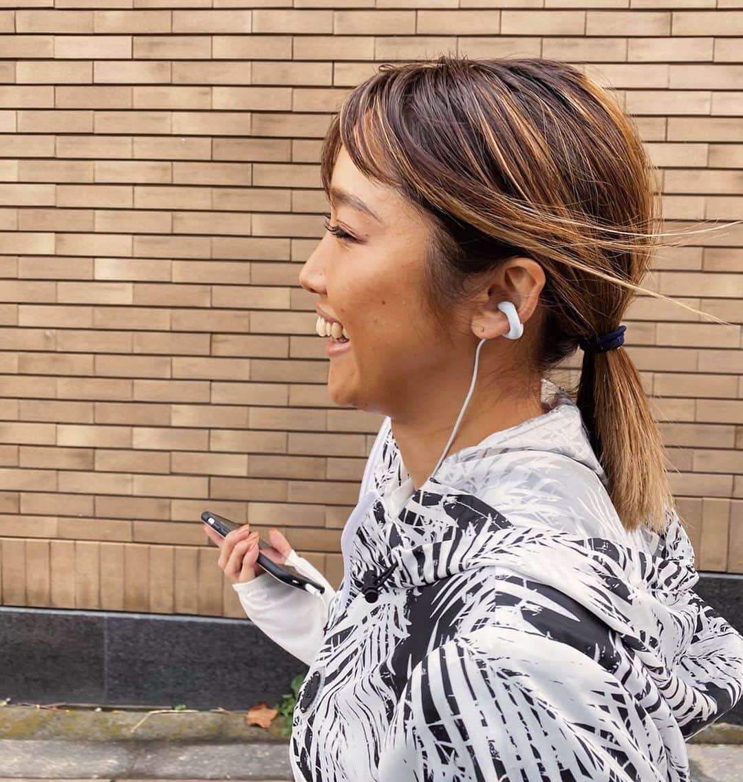 マイコ さんのインスタグラム写真 - (マイコ Instagram)「* ambieを付けてランニング👣🎧 ひーたんと一緒だったから、 お互い好きな音楽を聴きつつ 耳を塞がないイヤホンだから おしゃべりも出来た。 全然音漏れしてなくて驚き！ しかも音もすごい綺麗。 耳に挟んでるから外れる事もなくて 心配なく走れた✨ ・ ・ 今、TOKYOFMが運営する ランニングステーション 【JOGLIS】と ambieのコラボキャンペーン実施中🎧 12月31日(月)23:59まで💡 参加方法は、 @ambie_official をフォローして、 キャンペーン投稿に いいねするだけです🙆‍♀️ 抽選で3名様にambieのイヤホンプレゼントだって🎁♡ ・ ・ ・ ・ @ambie_official  #running#run#music#皇居ランニング#TOKYOFM#ambie#アンビー#イヤホン#ながら聴き#pr」12月24日 10時21分 - maicorori