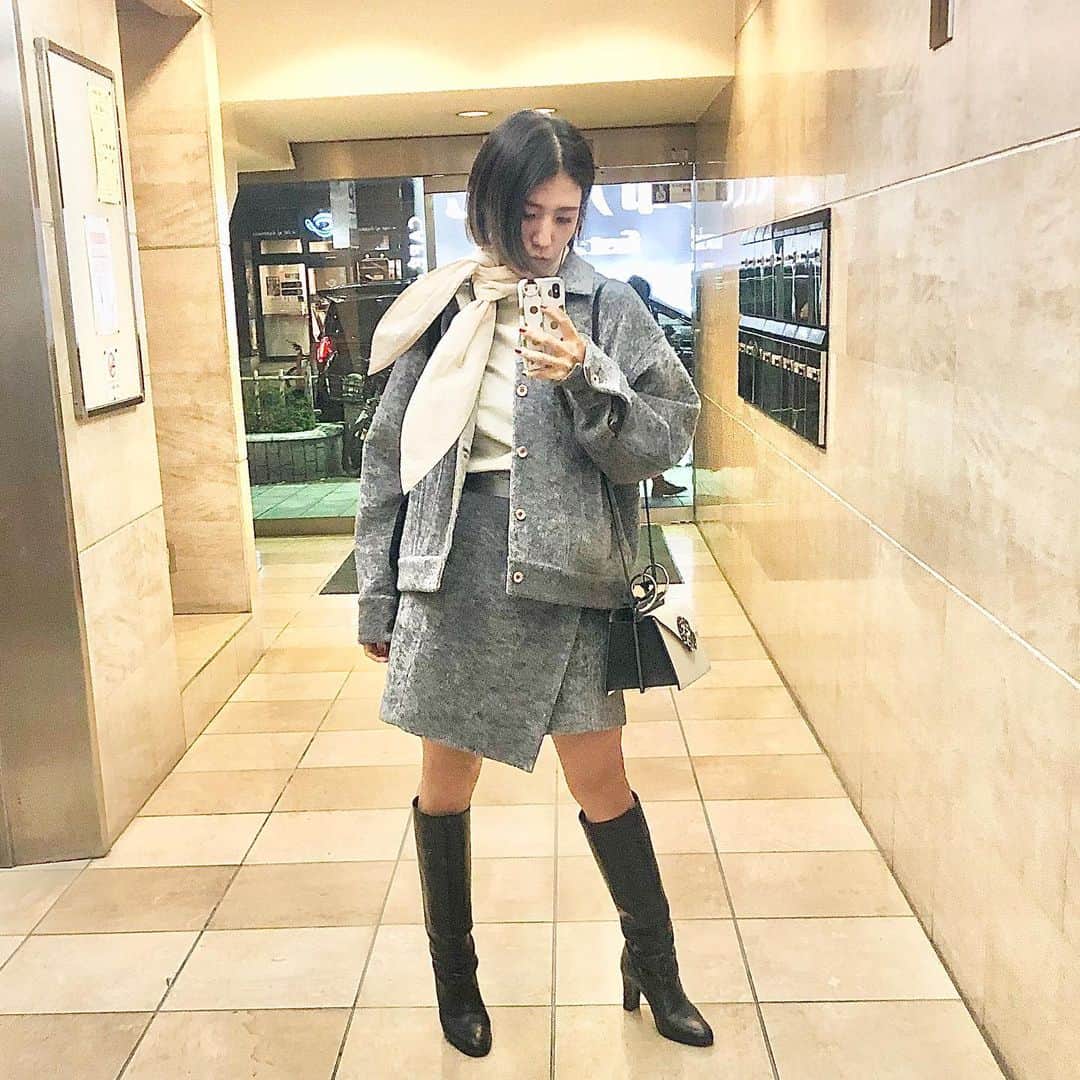 azのインスタグラム：「最近気を抜くとすぐに悪い方へ流されそうになるので、10分に一回くらい「ちがうちがう！お、おれはそのためにそれをしたんじゃねぇんだ！！」と自分の頬を叩きます。 ・ 人間、楽な方や明るい方が絶対に良いと思うけど、絶対にそうっすよね。努力も苦労もしたくないよできることならば。 . 超あるあるなんですけど、天使と悪魔のささやきってあるじゃないですか。みんないる？わたしハムちゃんずの姿でいる。わたしの場合は天使が右脳で悪魔が左脳にいるんですよ。ロジカルに淡々といく方がわたしの場合は楽だしきっと社会的な意味での成果も出せる。でもやるべきことはそっちじゃないという。 . 今年の振り返りしようとおもっても激動すぎて無理だわ、とりあえずみんな頑張りましたチャンチャン🥳 . #jacket #tops #skirt #yoheiohno #bag #danselente #boots #おさがり」