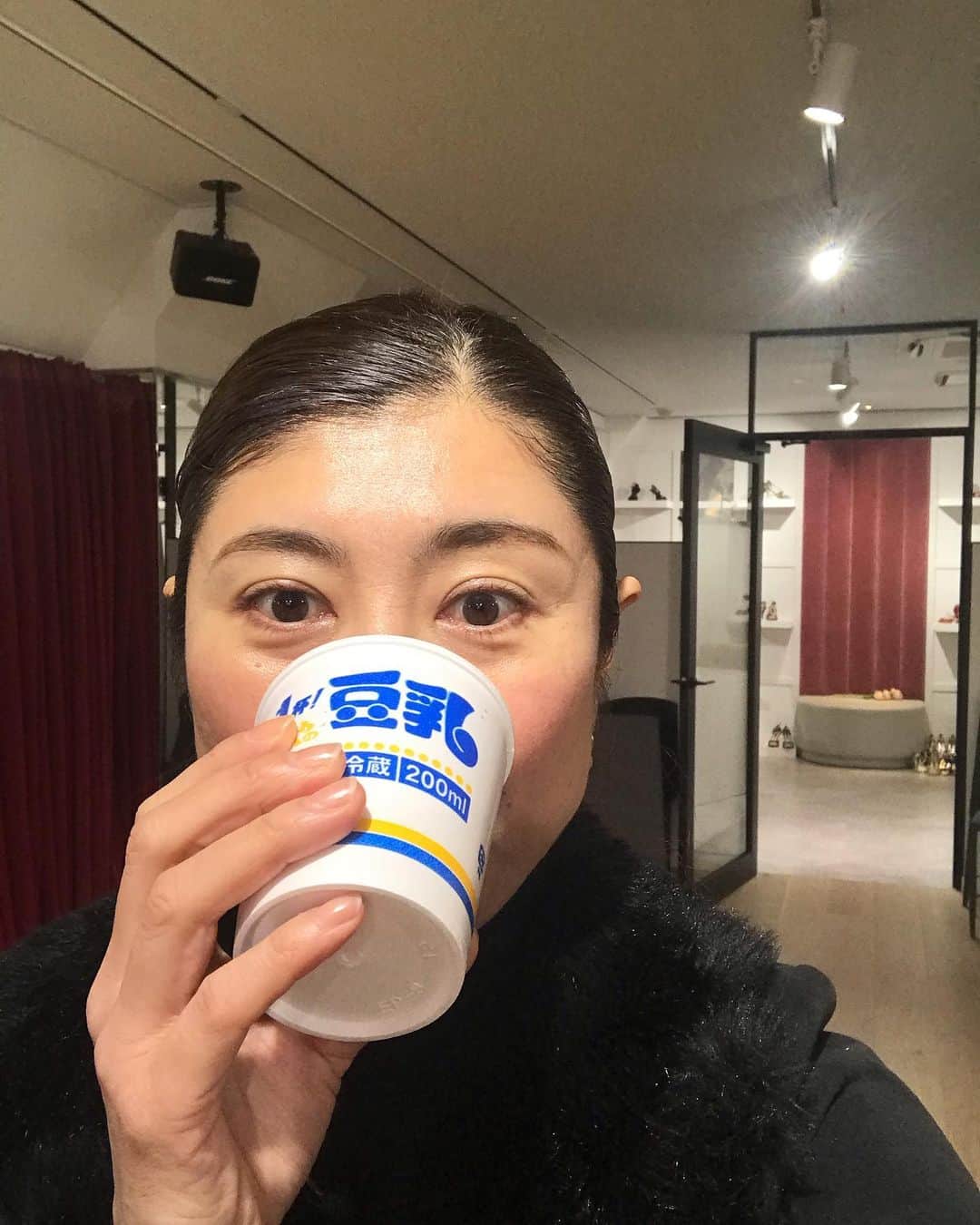 間々田佳子のインスタグラム：「最近の楽しみ❤️ レッスン前の豆乳ちゃん✨😊💕 #間々田佳子」