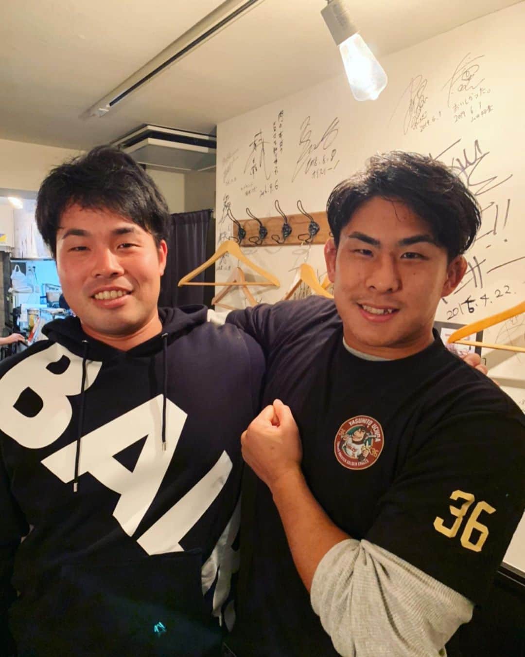 内田靖人のインスタグラム：「ラグビー日本代表の徳永さんと食事に行きました！ サインもいただき、誰がゴリラや！Tシャツも着ていただきました！笑 ありがとうございました😊 #ラグビー日本代表 #徳永祥尭 #焼肉」