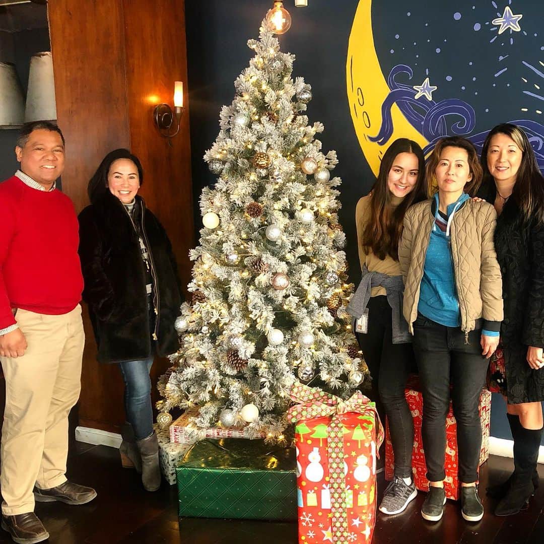 ミコ・フォガティのインスタグラム：「This picture is from today’s Christmas lunch with my amazing brain tumor research team that I work with @UCSF 🧠🎗🧬! I have been with this team for about 1.5 years now and have cherished every moment from the amazing scientific techniques that I have learned to the many laughs we have had. I am forever grateful that this team welcomed me with open arms and taught me so much about the research process. I am also so excited about the progress we have been making in helping develop anti-tumor agents for many different types of brain tumors. ✨ Let’s fight this thing together 💪🏼💪🏼💪🏼」
