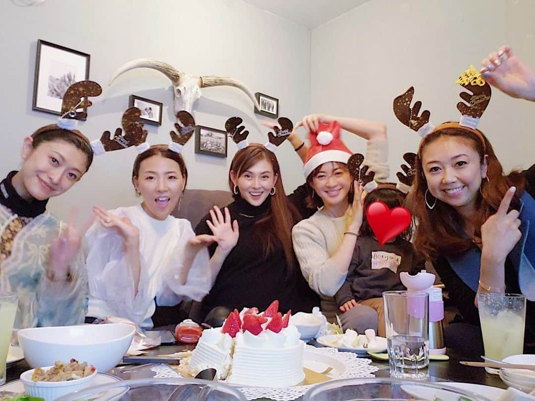 桜井裕美さんのインスタグラム写真 - (桜井裕美Instagram)「メリークリスマス🎄  忘年会も兼ねてみんなで、クリスマス会をしました！！ . .  #クリスマス #クリスマスパーティー  #息子 #子育て #ママモデル #育児中ママ #子供のいる生活#kids #キッズ #子供 #ママライフ #ママ起業 #男の子ママ #3歳児 #ままコーデ  #まま #男の子育児 #mama #mamamodel」12月24日 10時33分 - yumisakurai24