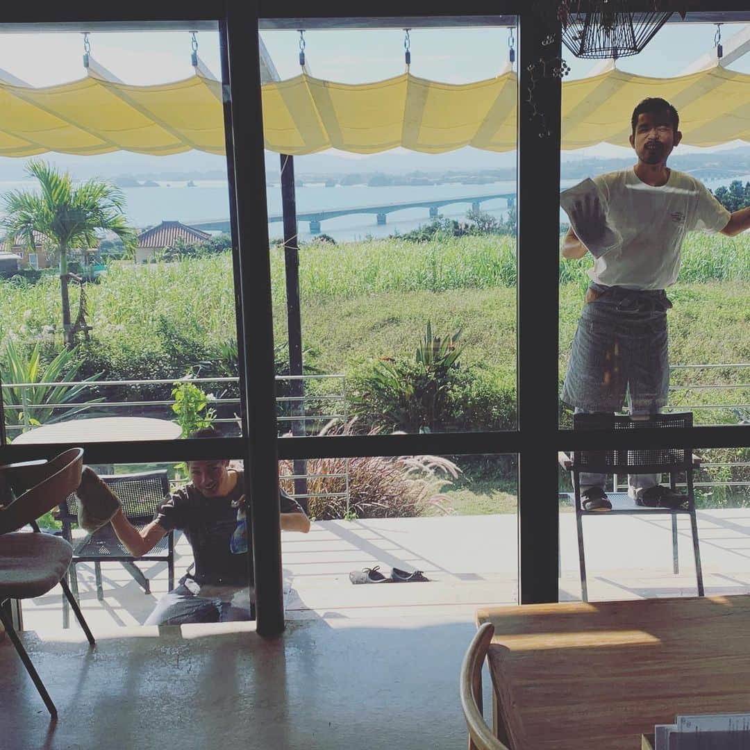 ONE SUITE Hotel & Resort（公式）さんのインスタグラム写真 - (ONE SUITE Hotel & Resort（公式）Instagram)「今日はクリスマスイブですね🎅  みんなで営業前に気持ちを込めて掃除中です🏋️‍♀️ 今日の古宇利島は晴れてとても気持ちいいなー😆  本日も11時〜オープンしております🌞 お待ちしてまーす  okinawa#nakijin#cafe#restaurant#LLOTA#French#island_coffeestand#coffee#coffeelover#goodcoffee_okinawa#エルロタ#創作フレンチ#vinnaturel #スタッフ募集中 #ホールスタッフ募集 #キッチンスタッフ募集#自然派ワイン#バリスタ募集 #未経験OK#今帰仁#今帰仁村#古宇利島#掃除#気持ちいいな」12月24日 10時33分 - onesuite_llota_kouri