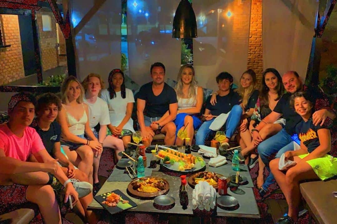 アレッサンドロ・ローザ・ヴィエイラのインスタグラム：「Noite em família e amigos ❤️ @lilifariav @enzo12mendes @isaaconsorti @cintiaconsorti @bruno.consorti @cairofariaa @luigi12mendes @enzofariafontaoo @manu_consorti @gustavo_colella @raquel94_ribeiro」