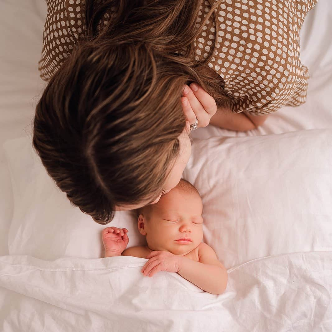 チャチー・ゴンザレスさんのインスタグラム写真 - (チャチー・ゴンザレスInstagram)「My bean is 1 month today 😩 Time has flown by. She’s grown so much already and I miss these days already. Since my page could easily become hers...I’ve decided to create one for her for your baby fever spam ❤️ @sophiarosehilden」12月24日 1時44分 - chachigonzales