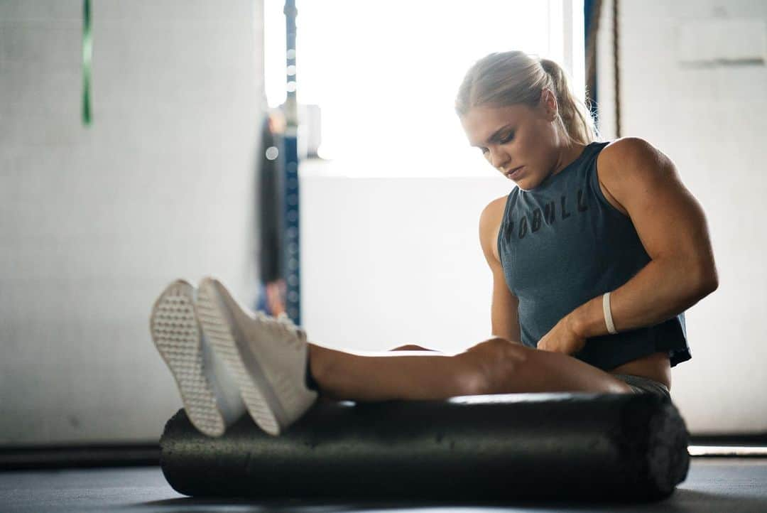 Katrin Tanja Davidsdottirさんのインスタグラム写真 - (Katrin Tanja DavidsdottirInstagram)「With my back still being tight & LOTS of flying recently I am taking extra time each day for rolling out + mobility. ✨🧘🏼‍♀️🚫✈️🙌🏼 @gowod_mobilityfirst - Still can’t thank GOWOD guys enough for all their help while I was Dubai - starting my rehab right away. I knew they were experts in their field but I had never worked with them hands on before. Here is to a STRONGER BODY & a healthy back 😎🔥 Let’s go hehe - Photos: @prestonsmithphotography」12月24日 1時42分 - katrintanja