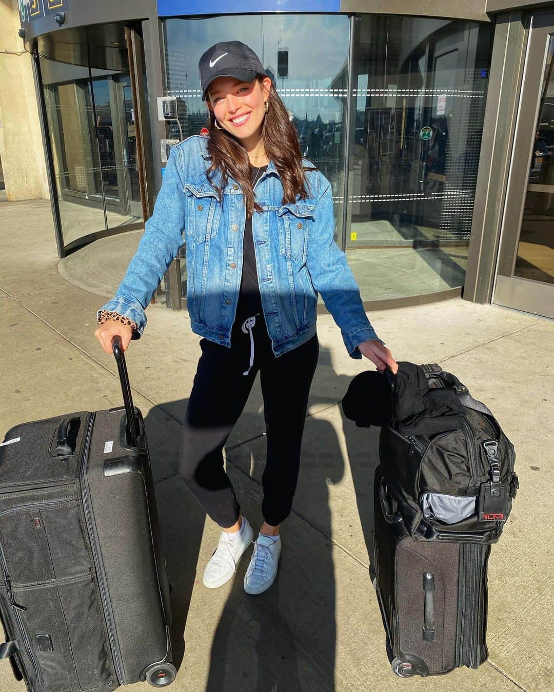 エミリー・DiDonatoのインスタグラム：「Kyle’s next instagram husband lesson: Keep Your Shadow Out Of It 😂 JK he’s doing great and we’re on our way to New Zealand and Australia!  Happy Holidays everyone! ❤️🎄」