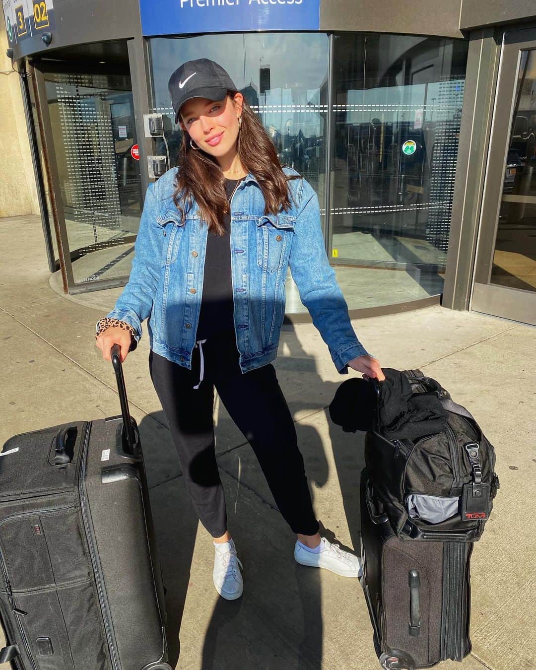 エミリー・DiDonatoさんのインスタグラム写真 - (エミリー・DiDonatoInstagram)「Kyle’s next instagram husband lesson: Keep Your Shadow Out Of It 😂 JK he’s doing great and we’re on our way to New Zealand and Australia!  Happy Holidays everyone! ❤️🎄」12月24日 1時46分 - emilydidonato