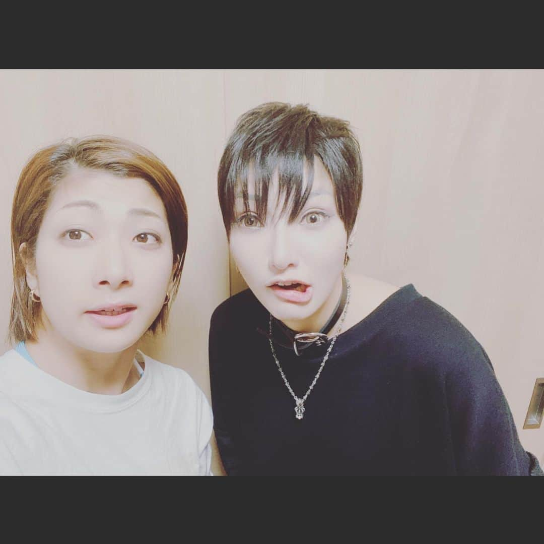 花瑛ちほさんのインスタグラム写真 - (花瑛ちほInstagram)「そだそだ 1ヶ月も前になっちゃうけど  稽古後に心友がお祝いしてくれて  お寿司連れてってくれてオーダーしたビールタンブラープレゼントしてくれて家にお泊まりしてくれて幸せすぎた  のにその日色々あって落ち込んでたからあげる気になれなくて。 今更になってごめんよちーたん(´･ω･`) それからも忙しいのに、大丈夫か？てLINEくれたり 本当に君は優しい人です。 いつも甘えてごめんね🥺 そしてありがとう😌 これからもよろしく🙏 #心友 #橘鈴丸」12月24日 1時47分 - eichan1117