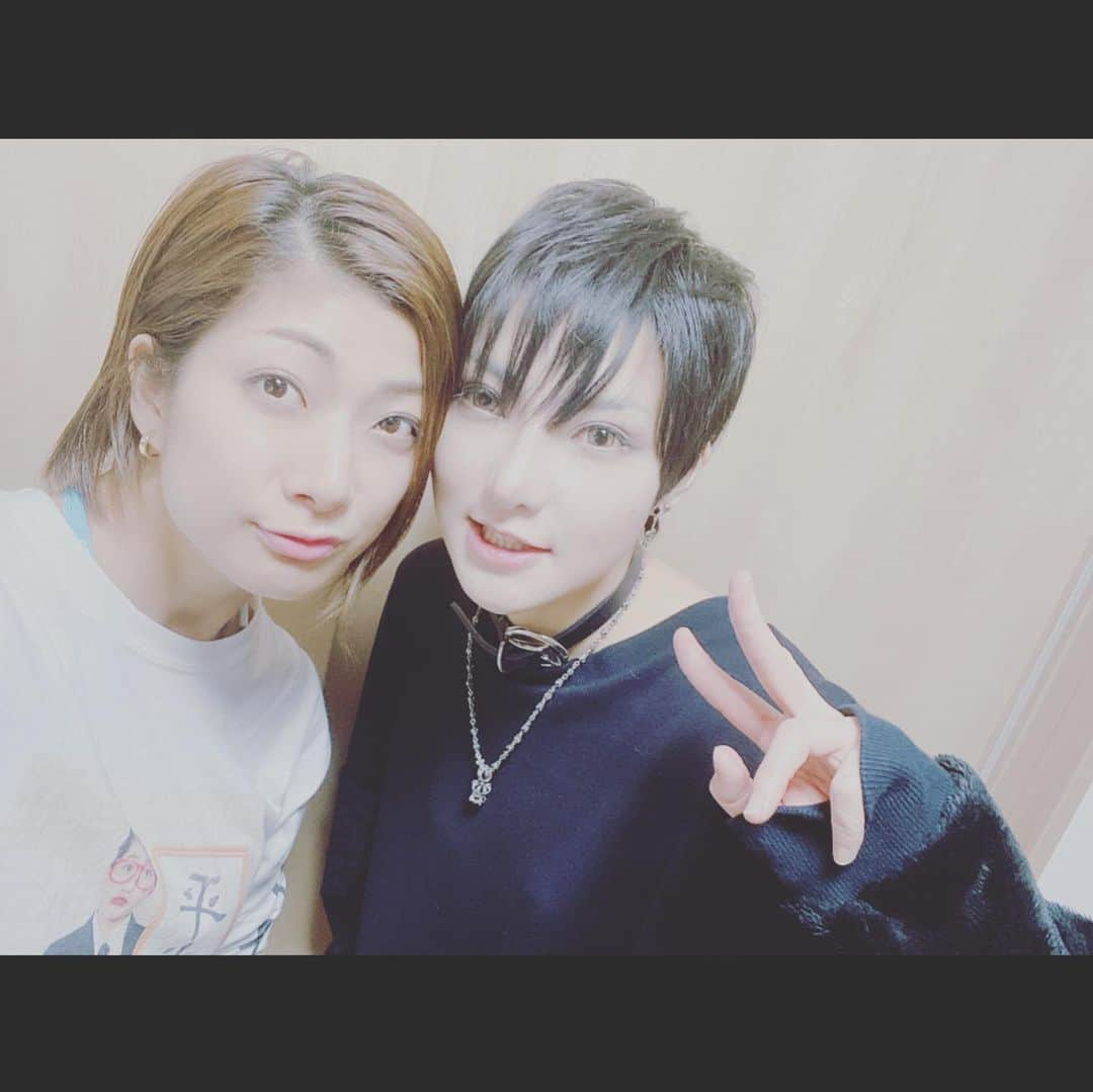 花瑛ちほさんのインスタグラム写真 - (花瑛ちほInstagram)「そだそだ 1ヶ月も前になっちゃうけど  稽古後に心友がお祝いしてくれて  お寿司連れてってくれてオーダーしたビールタンブラープレゼントしてくれて家にお泊まりしてくれて幸せすぎた  のにその日色々あって落ち込んでたからあげる気になれなくて。 今更になってごめんよちーたん(´･ω･`) それからも忙しいのに、大丈夫か？てLINEくれたり 本当に君は優しい人です。 いつも甘えてごめんね🥺 そしてありがとう😌 これからもよろしく🙏 #心友 #橘鈴丸」12月24日 1時47分 - eichan1117