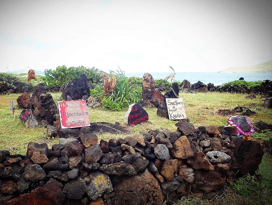 大山恵理乃さんのインスタグラム写真 - (大山恵理乃Instagram)「. #ハワイ #オアフ島　 神に祈りを捧げる神殿 #マカプウヘイアウ . . 神殿であり、神社であり、 石にマナ(霊力)が宿ってる。 神を祀ってる聖地です。 . .  ホントに強いパワーが溢れてる場所なので、 ここに立ち入るだけで涙が出る人や  人生変わる人もいるらしく。 . . #ハワイの聖域 . . 中に入るのは禁止で、 お遊び感覚で訪れない事。 静かで神聖で、流れてる「気」がホント全然違う。 . . 詳しくはblogにて。 . . このヘイアウから見る、 #ラビットアイランド と、 #タートルアイランド の姿が ものすごい迫力パワーで、 #マカプウで1番好きな景色 . . . . #マカプウはパワースポットだらけ . . #古代ハワイアンの聖地  #マカプウ  #KAPU #イニキオロヘ寺院  #男性神ヘイアウ #女性神ヘイアウ #hawaii #하와이 #마카푸우 #마카푸우헤이아우  #makapuu #makapuheiau  #ハワイパワースポット  #ハワイパワーストーン　 #ハワイの神殿」12月24日 1時48分 - erino_ohyama