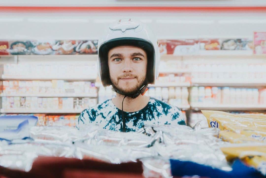 ゼッドのインスタグラム：「Your postmates is here.」