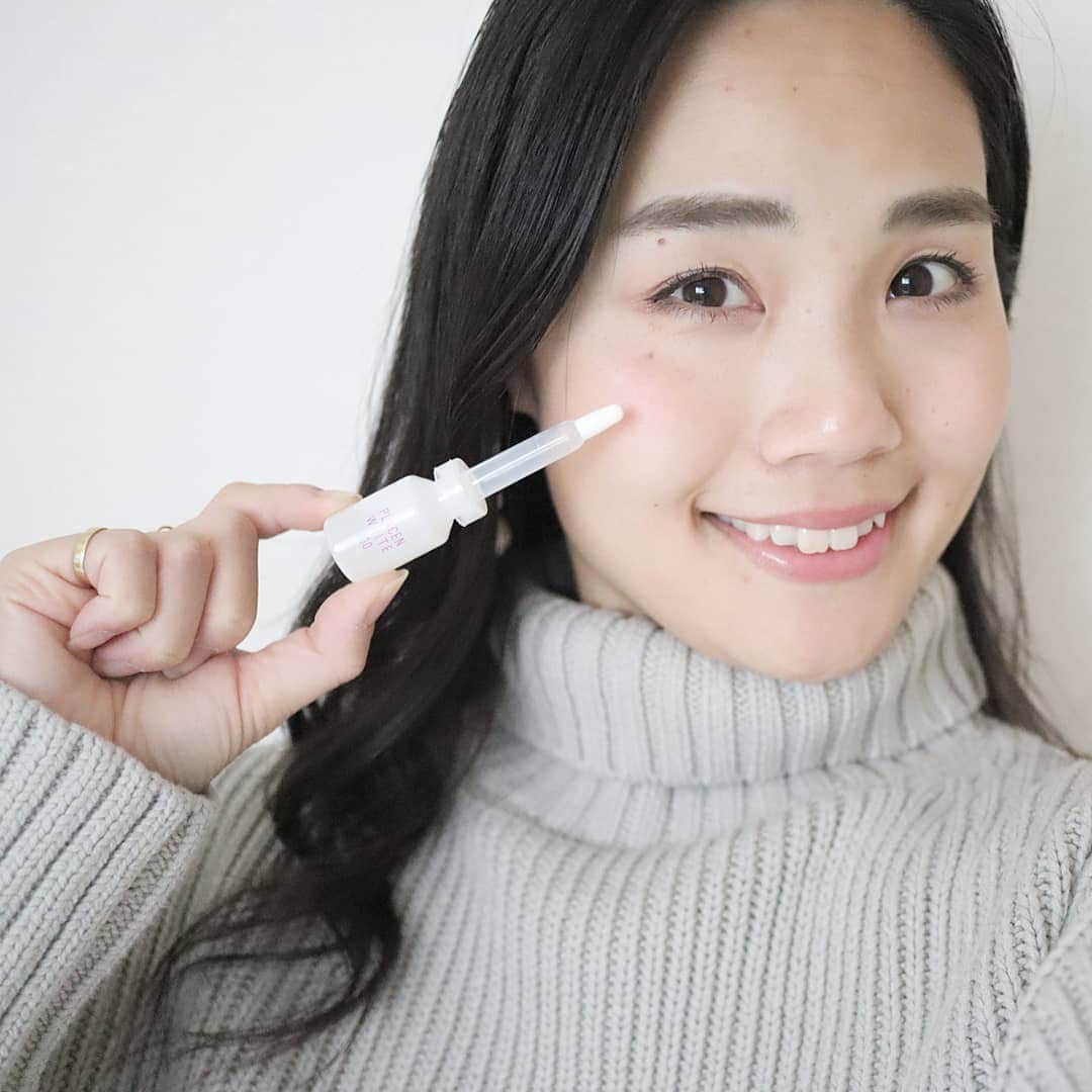 Eri Satoのインスタグラム：「1月22日発売のPLACENWHITE100を お試しさせて頂きました！ @placen100_jp · こちらは高濃度プラセンタエキス100%の美容液。 さらっとした美容液なので、 私は化粧水をつける時に1滴混ぜて使ってます！(ボトルに混ぜちゃダメよ🙅) 気になるところにポイント使いするのも良いみたい。 いつものスキンケアじゃ潤いが足りないなって時に最適✨ プラセンタ系のコスメって匂いが気になるものも多いけど、こちらは全然気にならないよ！ · 来年はいよいよ30代後半に突入···😇 エイジングケアのお供に使ってみようと思ってます✨ · #プラセンホワイト　#スノーデンプラセン#PLACENWHITE100#プラセンタエキス　#プラセンタ原液#スノーデン#スキンケア#エイジングケア#保湿#コスメ#コスメ好きさんと繋がりたい#pr」