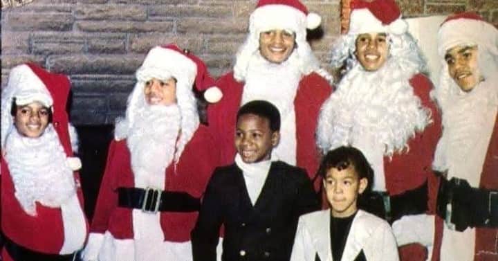 マイケル・ジャクソンさんのインスタグラム写真 - (マイケル・ジャクソンInstagram)「From the archives: The Jackson 5 distribute presents at the Motown Christmas Party in the early 70s to underprivileged children. #christmas #christmasspirit #MJ #michaeljackson #jackson5 #MJHumanitarian」12月24日 2時00分 - michaeljackson