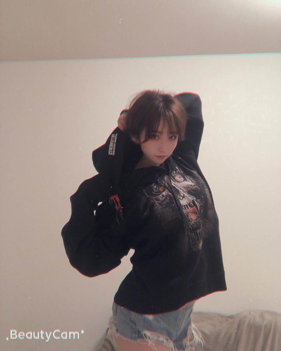 大石ほのかのインスタグラム：「@showroom.official.sapporo  ヴェトモン 💓😎 . これ形がすごく可愛い！短めだけど後ろがダボッとしてて袖もちょっと広がっててどタイプな形💓 . 色々と紹介してるけどプレゼント企画あと1日‼️ 急いで急いでー😆😆💓 . #showroom#ヴェトモン#likeforlikes#followforfollowback#photooftheday#likeforfollow#follow4follow#instagood#❤#いいね返し#巨乳#谷間#love#ススキノ#ホステス#キャバクラ#キャバ嬢#ニュークラブ#フィリア#バルセロナグループ#歌舞伎町#六本木#中洲#錦#栄#北新地#ミナミ」