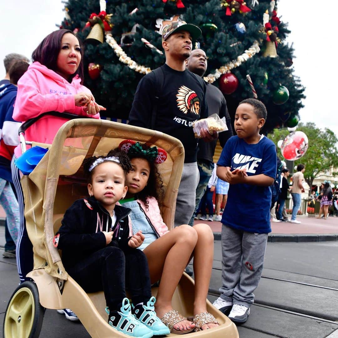 T.I.さんのインスタグラム写真 - (T.I.Instagram)「Disney during the Holidays wit the Babies .... Priceless 🎄 Thank You  @waltdisneyworld」12月24日 2時10分 - tip