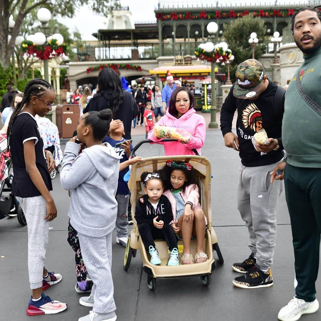 T.I.さんのインスタグラム写真 - (T.I.Instagram)「Disney during the Holidays wit the Babies .... Priceless 🎄 Thank You  @waltdisneyworld」12月24日 2時10分 - tip