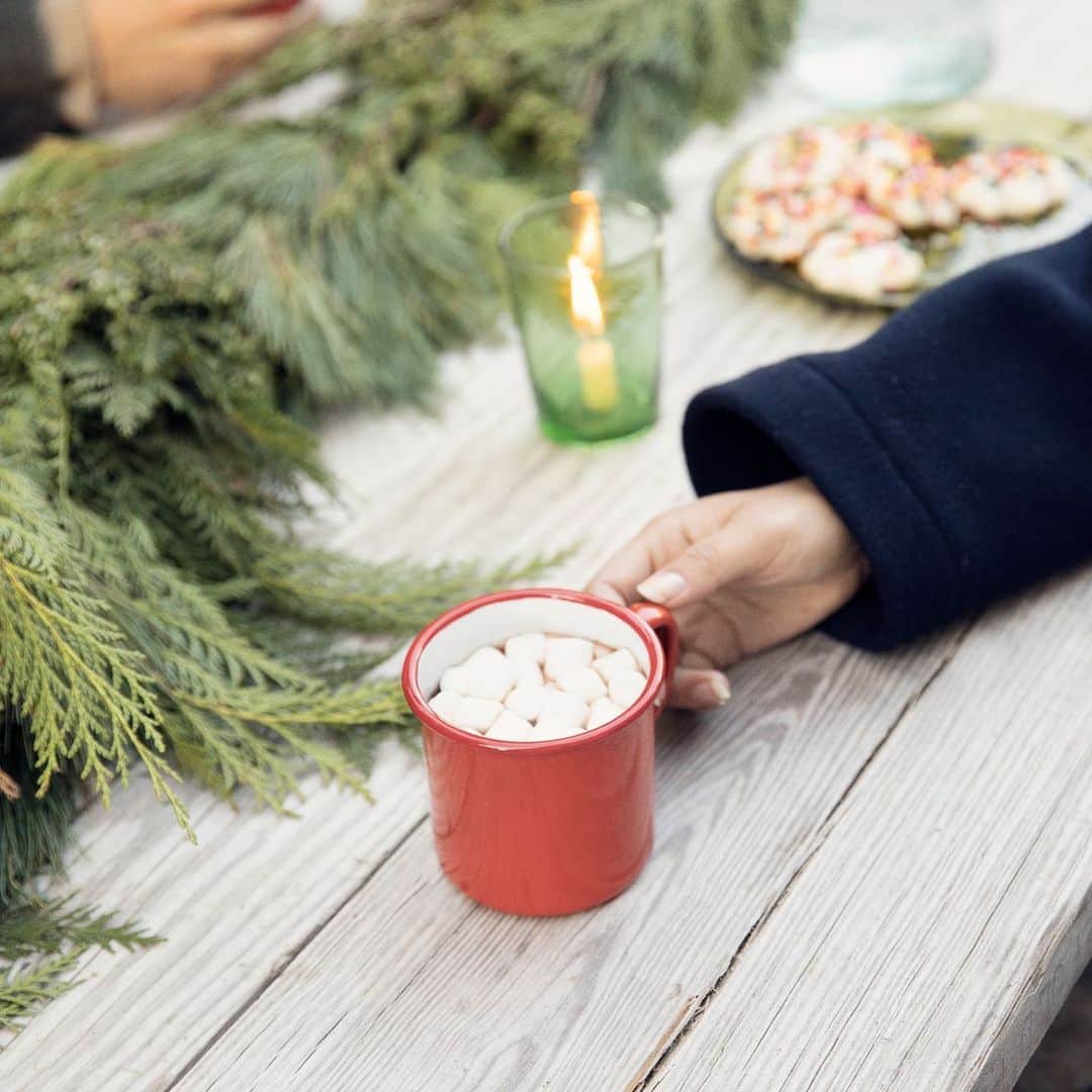 トムズシューズのインスタグラム：「Pictured: our holiday plans.⁠ 🌲❄️ // Still looking for some last minute gifts? Head to our retail locations to pull off some holiday magic 💫 To find the nearest TOMS location, use our store locator: toms.com/store-locator 💙」
