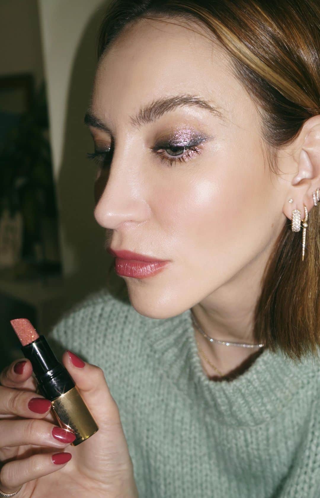 のインスタグラム：「Start the New Year glamorous with crystally  jewel-toned eyes. Pro Tip: Layer on a deep shimmery shade over your eyeliner, then softly dust lids with a sparkling ✨ neutral. Watch to get the full look.  NIKKI WEARS:  Luxe Gems Eye Shadow Palette (available at @nordstrom) feat. Bijou, Electric Sapphire & Incandescent  Luxe Eyeliner in Black Onyx  Luxe Illuminating Powder in Golden Hour  Luxe Matte Lip Color in Razzberry  Luxe Jewel Lipstick in Rose Quartz  #bobbibrown #shimmereyeshadow #easymakeup #glow #rosyglow #partymakeup #motd #mua」