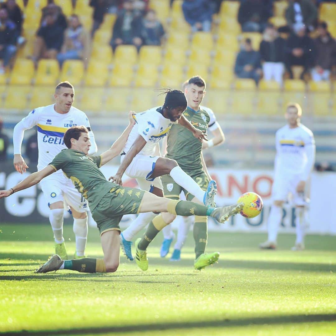 ジェルヴィーニョのインスタグラム：「Questa squadra non molla mai. Grazie a tutti per il vostro supporto quest’anno.  Auguro a tutti buono feste.  Ci vediamo nel 2020 ... #ForzaParma 💛💙 #TeamSpirit •••••••••••••••••••••••••••••••••••••••••••••••••• @parmacalcio1913 💛💙 @andreacantini.photos 📸  @seriea 🇮🇹 ••••••••••••••••••••••••••••••••••••••••••••••••••••• #fightingspirit #parma #brescia #game #football #seriea #calcio #instagood #like #team225 #2019 #2020」