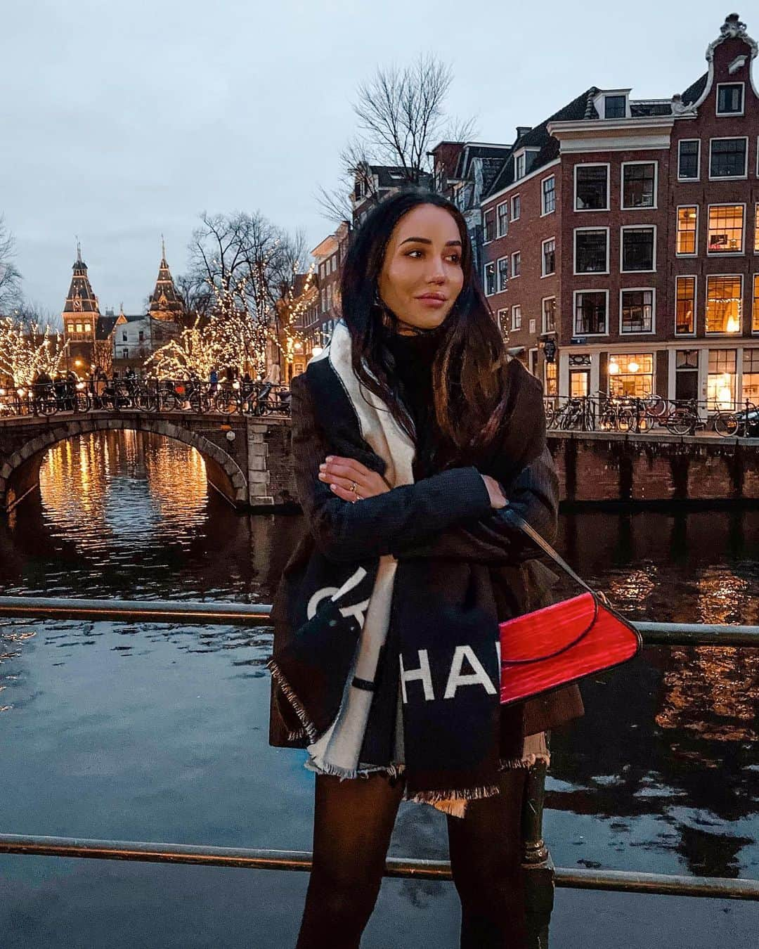 Tamara Kalinicさんのインスタグラム写真 - (Tamara KalinicInstagram)「This city and its lights🌟 wearing my new @byfar_official bag for the first time. Love it #amsterdam」12月24日 2時06分 - tamara