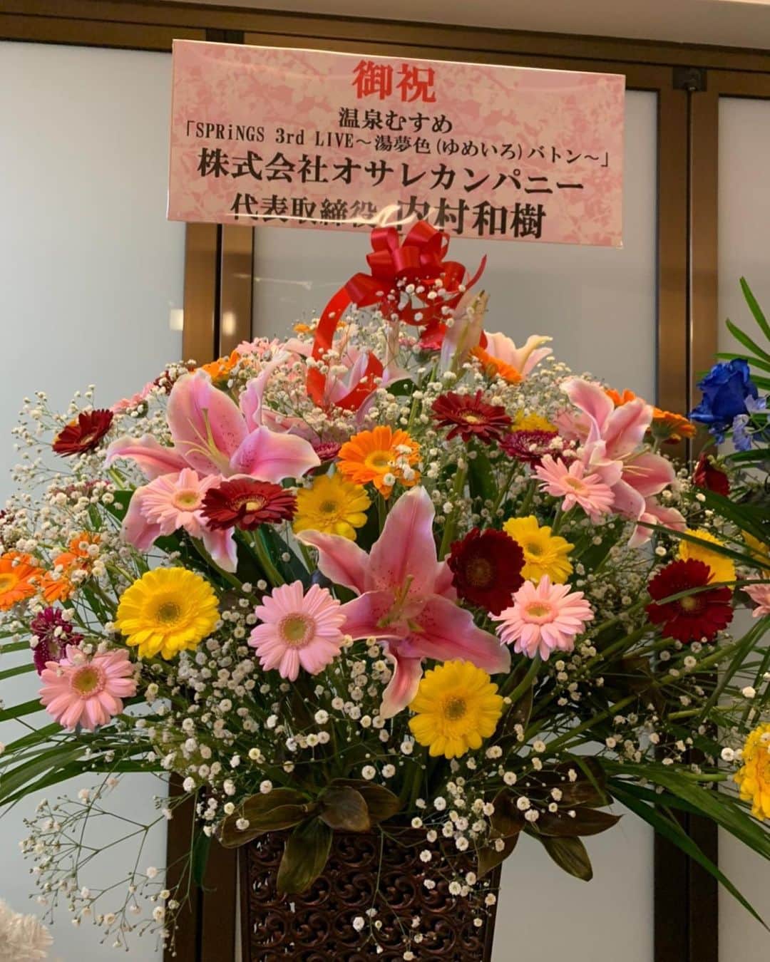 長江里加さんのインスタグラム写真 - (長江里加Instagram)「沢山のお花、ありがとう😭❤️ カラフルと、 紫色いっぱいのお花、 とっても嬉しいです！！！！ 素敵！！！！！」12月24日 2時08分 - o_rikachi_o