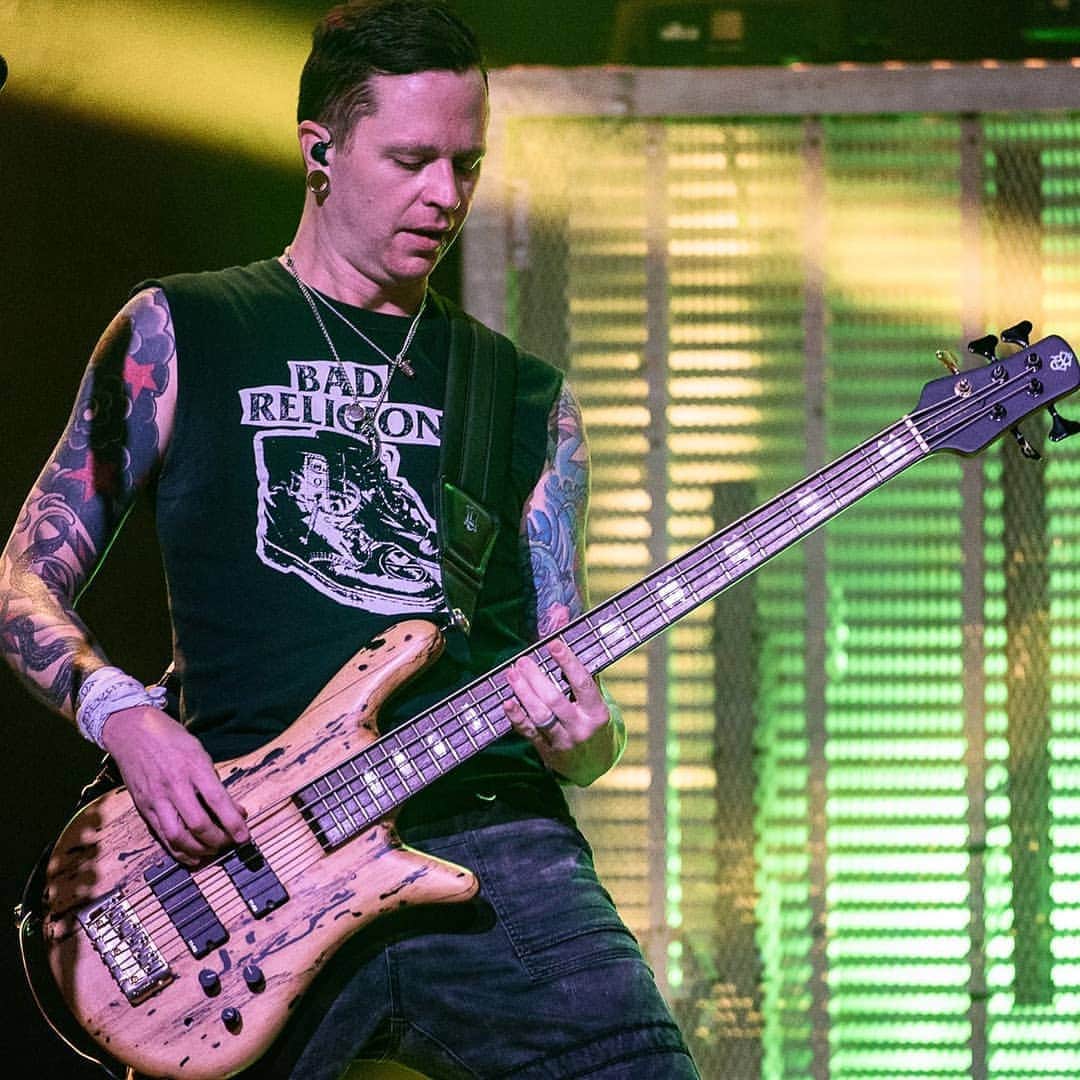 ヒンダーのインスタグラム：「🤘🤘🤘 📸: @3ChordsMedia」