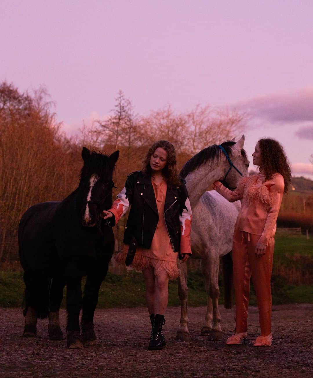 Marques Almeidaさんのインスタグラム写真 - (Marques AlmeidaInstagram)「Beautiful M’A girls Zuleika and Zenobia at their home in Dorset 💕 Shop some of the girls pieces at marquesalmeida.com」12月24日 2時11分 - marques_almeida