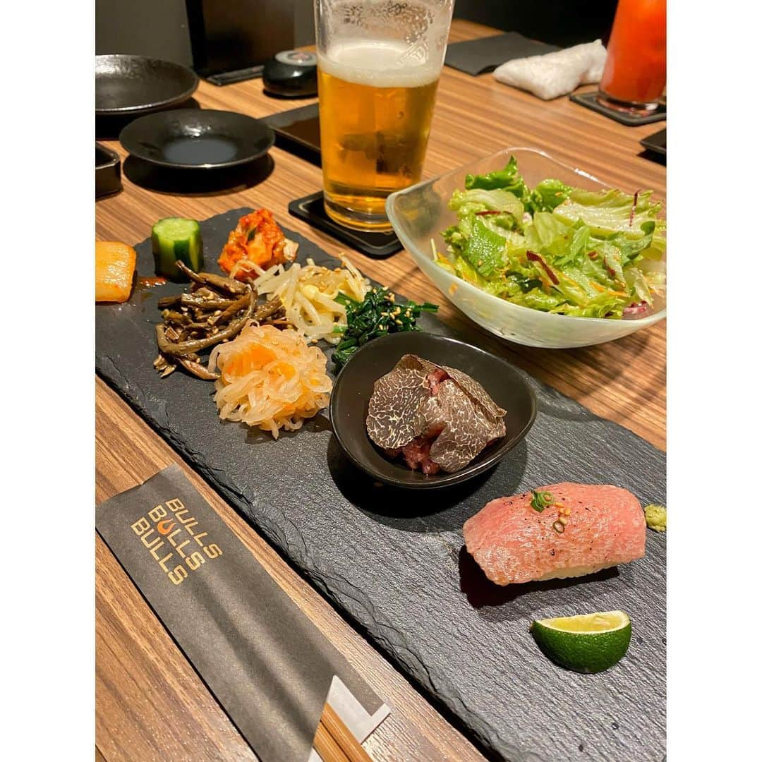 TONEAYUさんのインスタグラム写真 - (TONEAYUInstagram)「今夜は、焼肉女子会パーリー😆🤙🏻﻿ ﻿ さえちゃんとのりちゃんと〜🥰﻿ ﻿ 初めての新宿bulls✨﻿ ﻿ どれもめちゃ美味しかった🤤﻿ ﻿ 肉寿司も生肉も最高🍣😍feat.トリュフ✨﻿ ﻿ 焼肉も、赤身多めで赤身好きのわたしにはたまらない！！💕﻿ ﻿ どの部位も美味しかったなぁ...😍﻿ ﻿ 焼肉の時に、エゴマの葉や、サラダ菜などたくさんの種類の葉っぱが出てくるのも嬉しかった😆💖﻿ ﻿ 美味しくてむしゃむしゃ葉っぱだけ食べてたら、『うさぎか！！🐰』って突っ込まれたwww﻿ ﻿ うさぎのママだからしゃーない🤣﻿ ﻿ 席が広くて仕切られてるから、全席個室感があって気兼ねなく忘年できました👏😂✨﻿ ﻿ ご褒美ディナーに、絶対また来たい💖﻿ ﻿ ここもまた、かなりオススメ🙆🏼‍♀️﻿ ﻿ 最高の夜でした*\(^o^)/*﻿ ﻿ 🎄@shinjukubulls 🎄﻿ ﻿ ﻿ #新宿焼肉﻿ #新宿ディナー﻿ #東京焼肉﻿ #東京グルメ﻿ #焼肉bulls﻿ #麻布十番焼肉bulls﻿」12月24日 2時17分 - toneayu