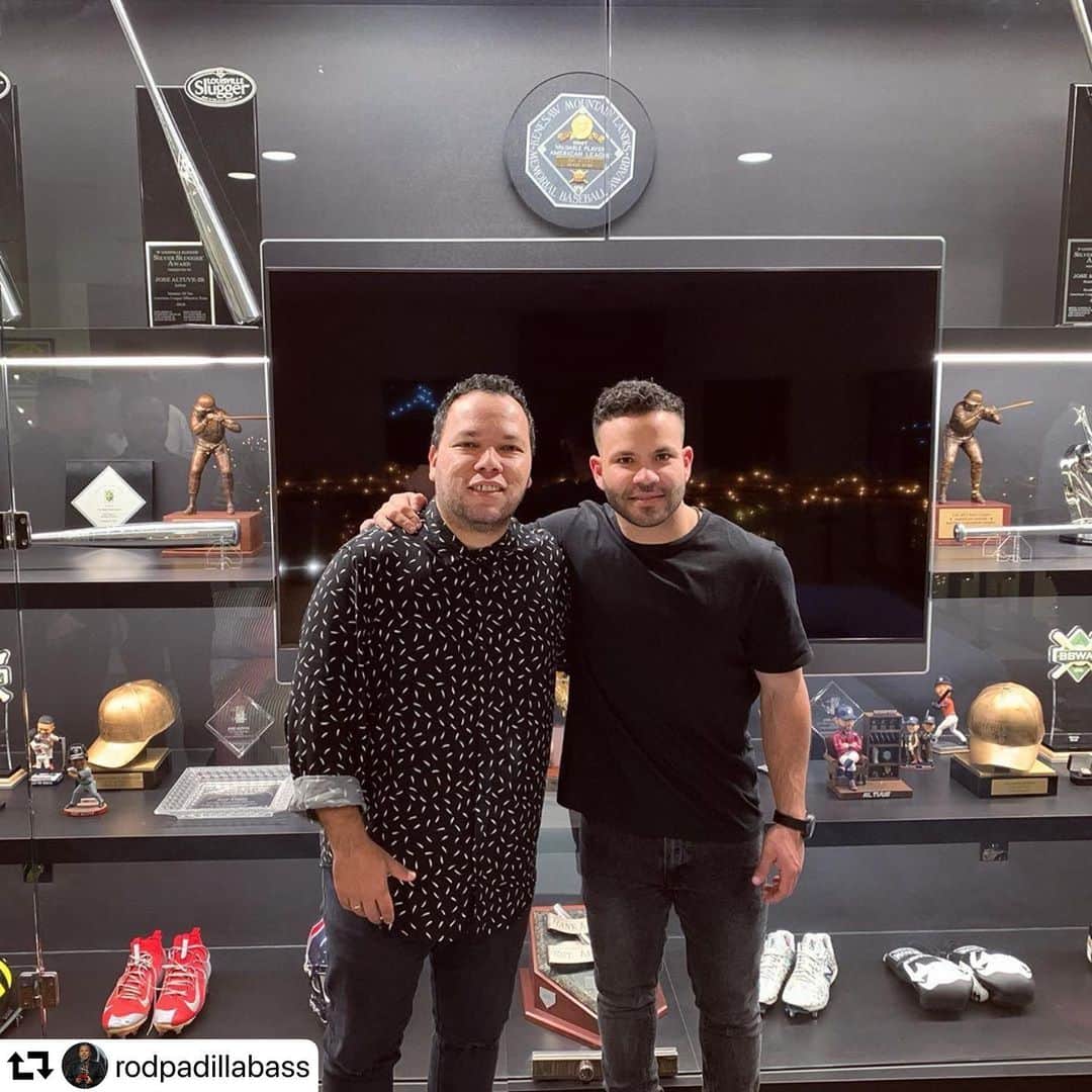 ホセ・アルトゥーベのインスタグラム：「Con este grande de la música🎵 @rodpadillabass . Gracias por todo ayer hermano, eres bienvenido siempre que quieras 🙏🏻 orgulloso de tus logros . Gracias por tan bonitas palabras 👏🏻 #repost @rodpadillabass ・・・ Ayer conocí a este gran orgullo de mi tierra Venezuela 🇻🇪 y “gloria para el béisbol” como dice Ruben, así como para la ciudad de Houston, @josealtuve27.  Tocamos para el y su familia en su casa, y nos atendieron, nos hicieron sentir como si nos conociéramos de años!!!. Que poderoso es ver que más allá de todos tus premios y reconocimientos, (que no son pocos) lo que más resalta de ti y tu familia es la humildad, la sencillez y el don de gente! Por eso estás donde estás!!! Abrazo grande hermano!!! Y nos vemos pronto en Miami. . . Pd. Si, ese que está ahí arriba es el #MVP 2017, también está el anillo de World Champion, 5 #SilverSlugger, y un gran etc que ya uds conocen....」