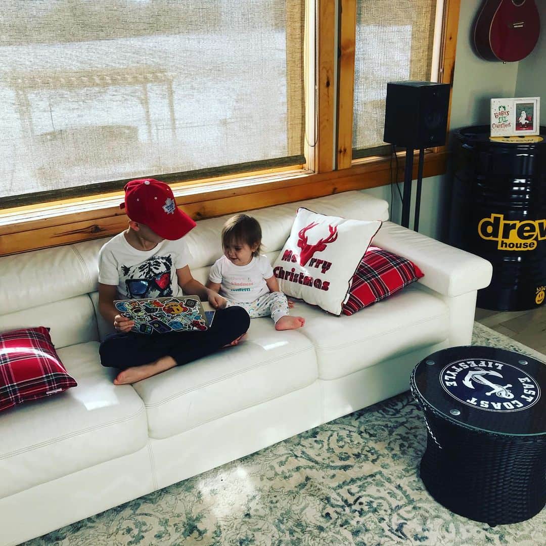 ジャクソン・ビーバーのインスタグラム：「Hangin with sis」