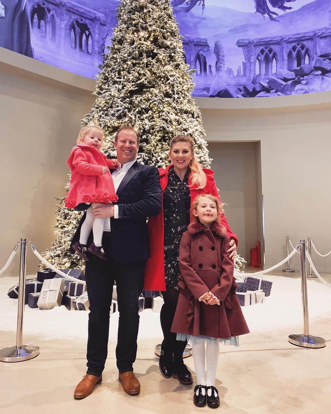 ルイーズ・ペントランドさんのインスタグラム写真 - (ルイーズ・ペントランドInstagram)「Oh hi, it’s a rare family photo and it has a Christmas tree in it so it’s a double whammy!!! 🎄👧🏼👶🏼❤️ . Did you see my latest vlog of our family night to @wbtourlondon (#HarryPotter Studios)? OMG it was the BEST! ✨ . The link’s in my bio if you fancy something cosy tonight! Xxx #LPMumLife」12月24日 2時45分 - louisepentland