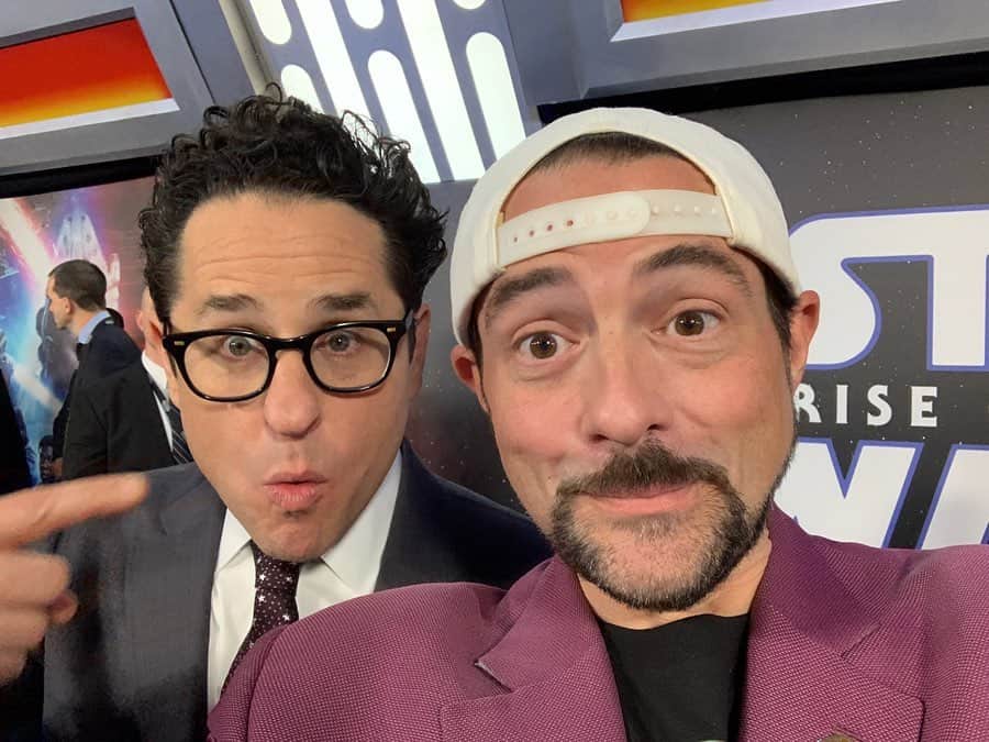 ケヴィン・スミスのインスタグラム：「Congrats to @jjabramsofficial on the #1 opening and for closing out the @starwars saga - and thank you for letting me be in the series of flicks that I fell in love with 42 years ago! Back when I had my heart attack, J.J. sent me an email that said “Live through this and I’ll put you in Episode 9!” When they went into production last year on #theriseofskywalker, I wrote J.J. and asked “So... I’m alive. That offer still good?” He confirmed and I flew out to England to visit @pinewoodstudios for a few days, during which time I giddily watched J.J. do his thing until I was called into action! Ducking Stormtroopers on Kijimi, Poe passes a cyborg walking beside a bundled-up local. That local is me! J.J. had me voice a Stormtrooper in #theforceawakens and then put me in Rise - two things a young Emo Kev never could’ve imagined happening while he fanned the flames of his fandom in the 70’s and 80’s! Thank you, my friend in the Force, for even making the offer in the first place, let alone following through on it! You gave me a rare sensation I haven’t had since I was an action figure collecting kid in 1983 when you let me come over to your house to play #starwars with you! #KevinSmith #jjabrams」