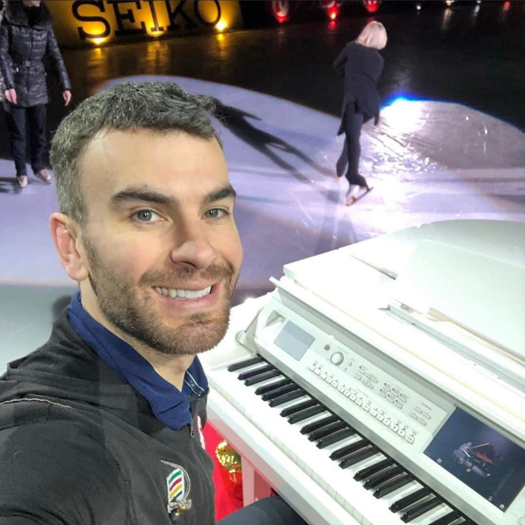 アリオナ・サフチェンコさんのインスタグラム写真 - (アリオナ・サフチェンコInstagram)「I am spontaneous 👌🏼I like crazy ideas🤪I love the piano🎹 and I ADORE Ice Skating! ⛸  Thank you to @ericradford85  for playing so beautifully - You’re so incredibly talented! And thank you @jennydee74 for providing me with the opportunity to skate again 3 months after giving birth to my beautiful daughter Amilia ❤ _  #crazyideas #amazing #awesomepeople #skate #lovewhatyoudo #iceshow #spotlightproductions」12月24日 2時53分 - aljonasavchenko