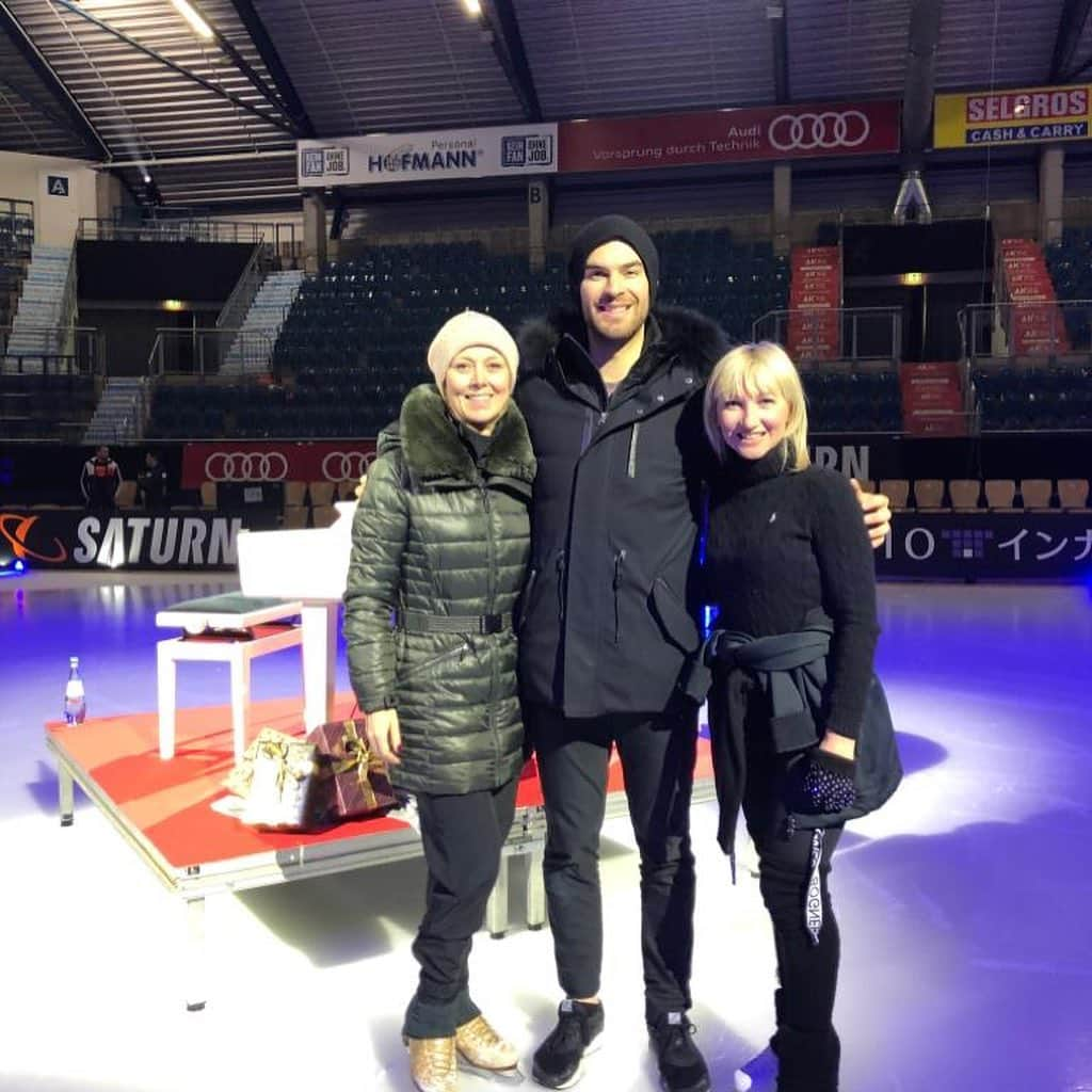 アリオナ・サフチェンコさんのインスタグラム写真 - (アリオナ・サフチェンコInstagram)「I am spontaneous 👌🏼I like crazy ideas🤪I love the piano🎹 and I ADORE Ice Skating! ⛸  Thank you to @ericradford85  for playing so beautifully - You’re so incredibly talented! And thank you @jennydee74 for providing me with the opportunity to skate again 3 months after giving birth to my beautiful daughter Amilia ❤ _  #crazyideas #amazing #awesomepeople #skate #lovewhatyoudo #iceshow #spotlightproductions」12月24日 2時53分 - aljonasavchenko