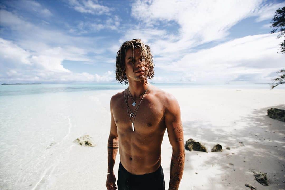 ジェイ・アルヴァリーズのインスタグラム：「🖤🖤🖤」