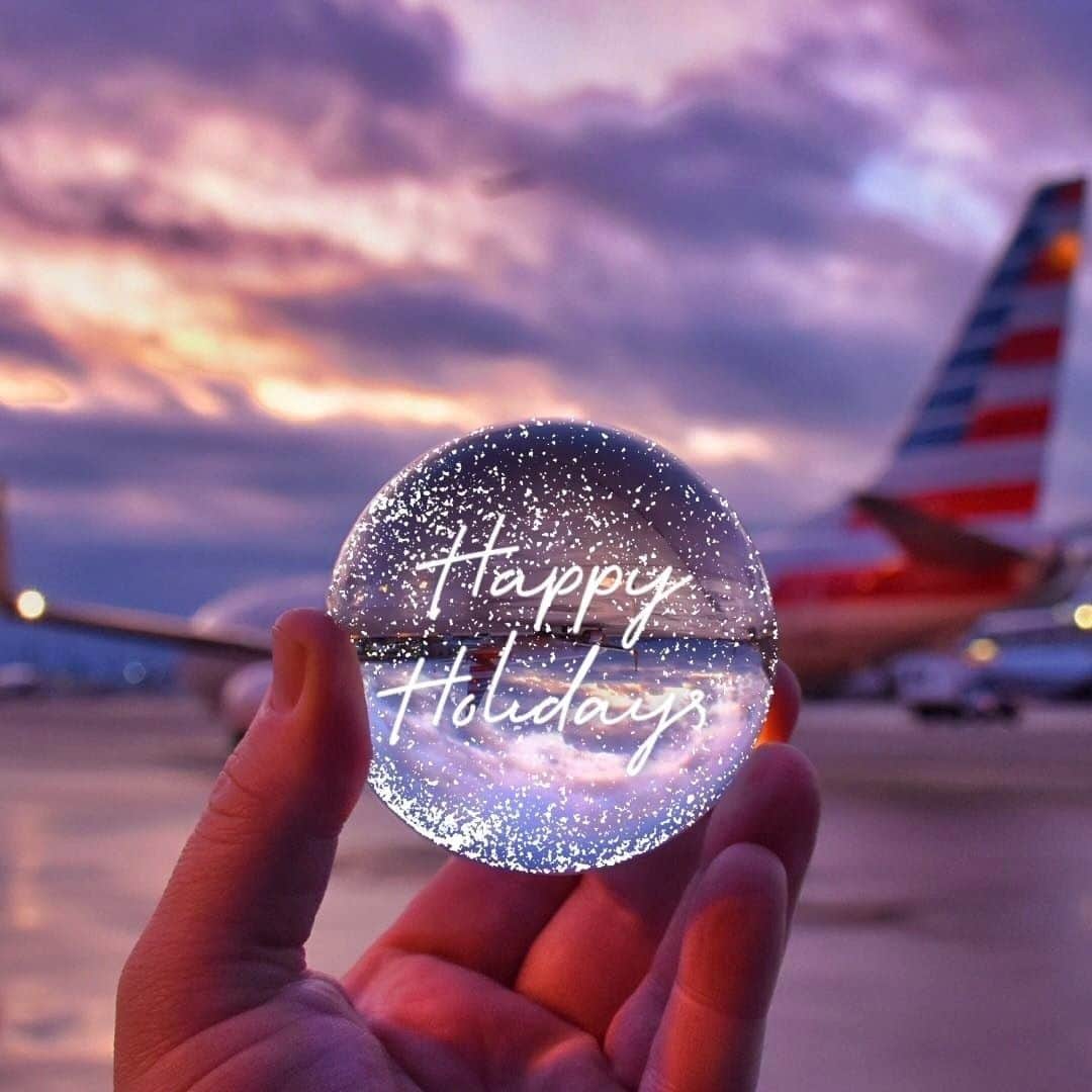 アメリカン航空のインスタグラム：「Wishing everyone a happy holidays! ⠀⠀⠀⠀⠀⠀⠀⠀⠀ 📸: @lucky21b」