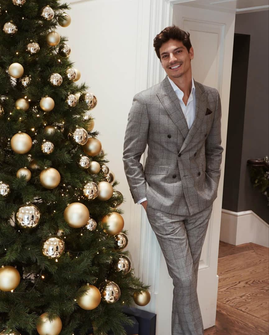 ハケットのインスタグラム：「@javierdemiguel_ is ready for a dapper Christmas in Hackett London 🎄Head online for a dose of sartorial inspiration for the big night. #Christmas #Tailoring」