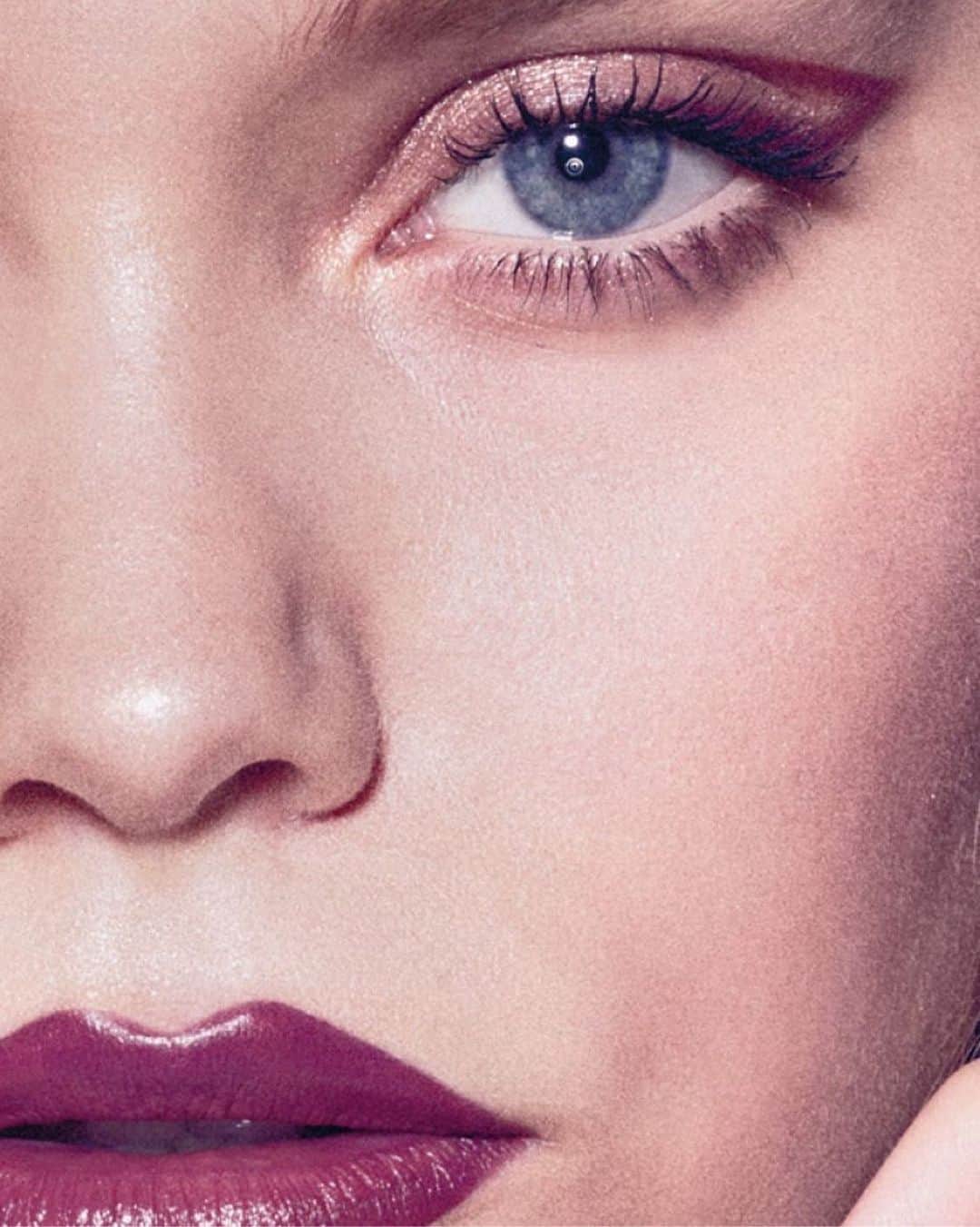 資生堂さんのインスタグラム写真 - (資生堂Instagram)「Plum perfect. Recreate this look by @paulasoroa using VisionAiry Gel Lipstick in Vortex and Kajal InkArtist in Plum. #shiseidomakeup #japanesebeauty #jbeauty」12月24日 3時00分 - shiseido