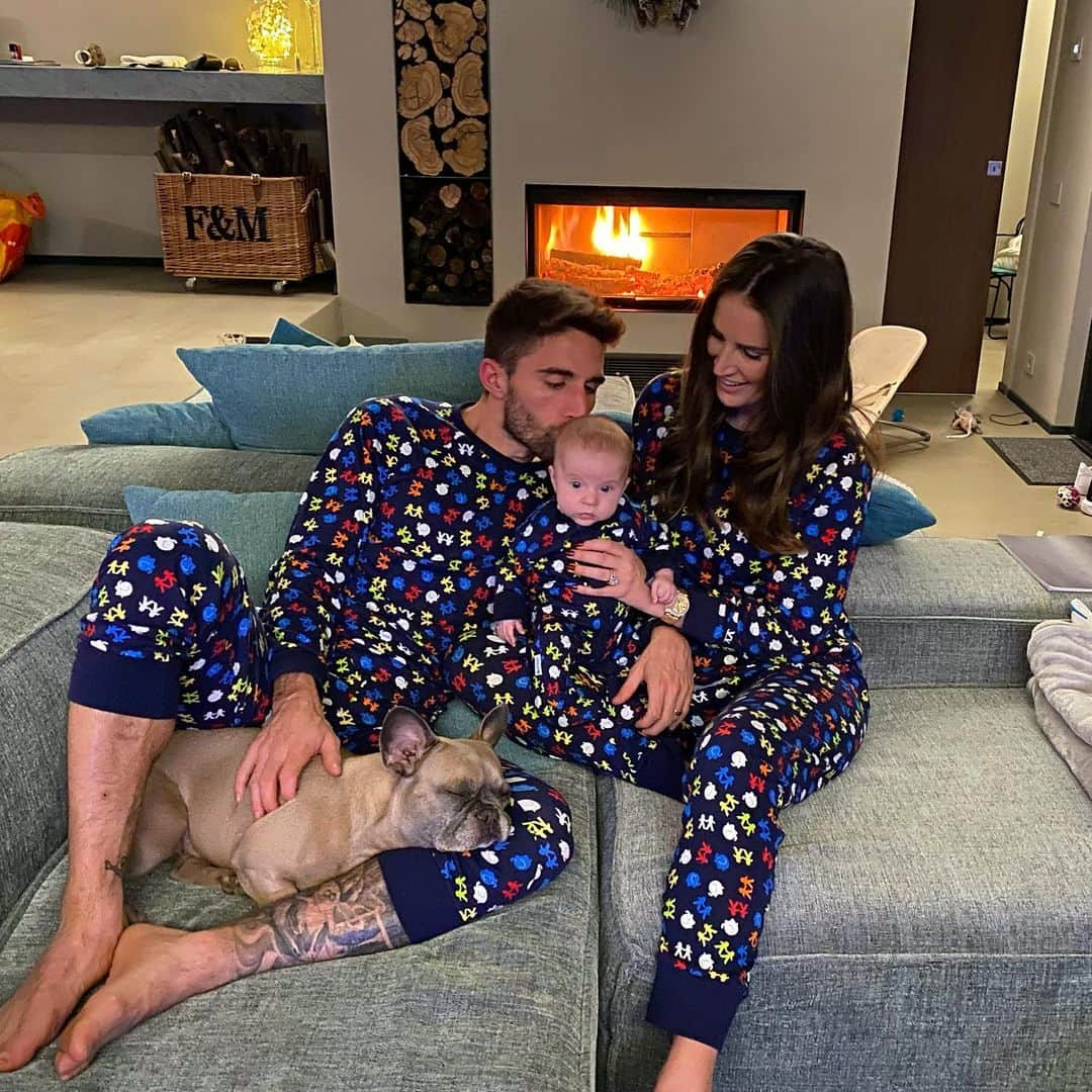 ファビオ・ボリーニさんのインスタグラム写真 - (ファビオ・ボリーニInstagram)「Family is the only thing ♥️ supported the  #alderheycharity with these pjs from @shopmatalan !」12月24日 3時14分 - fabh29