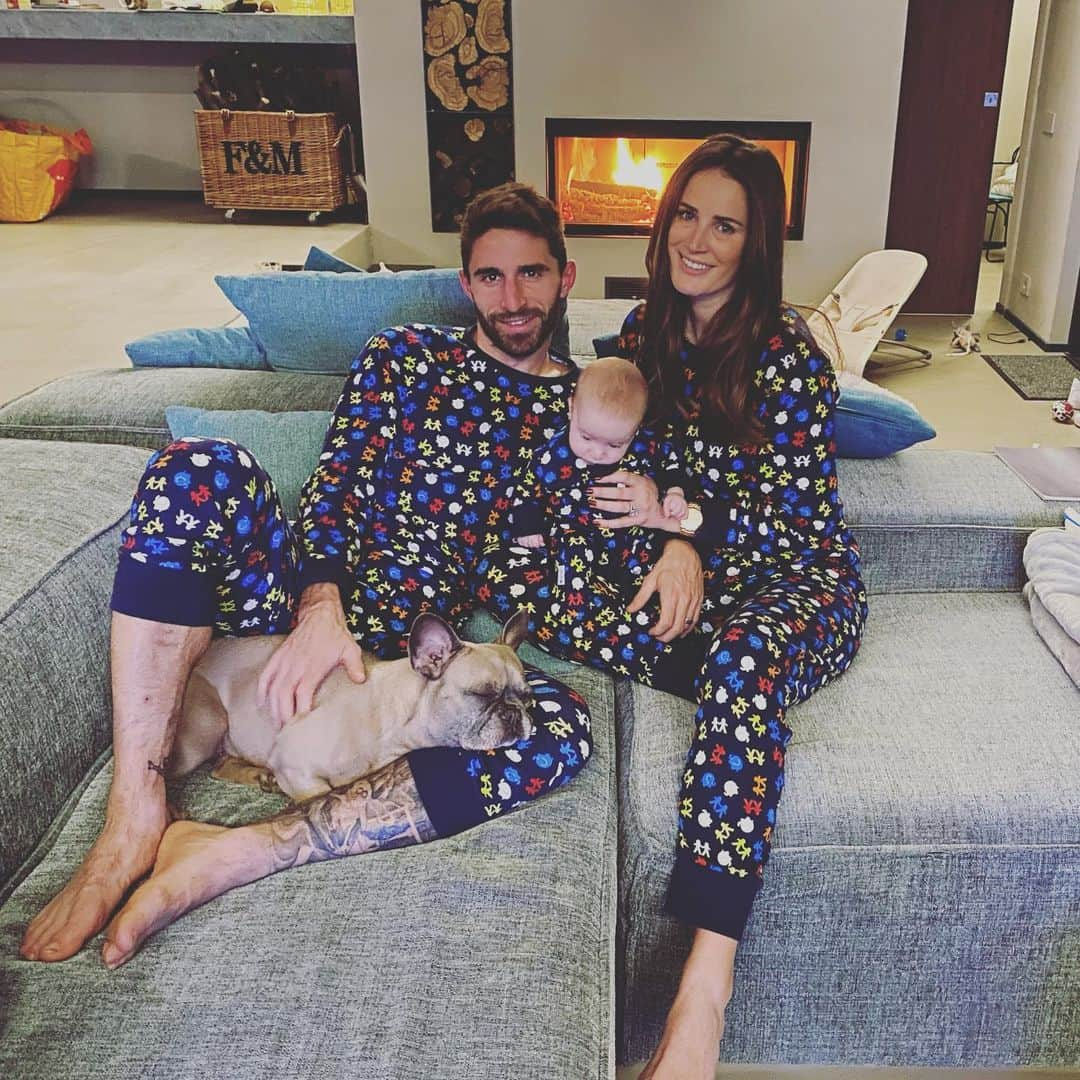 ファビオ・ボリーニさんのインスタグラム写真 - (ファビオ・ボリーニInstagram)「Family is the only thing ♥️ supported the  #alderheycharity with these pjs from @shopmatalan !」12月24日 3時14分 - fabh29